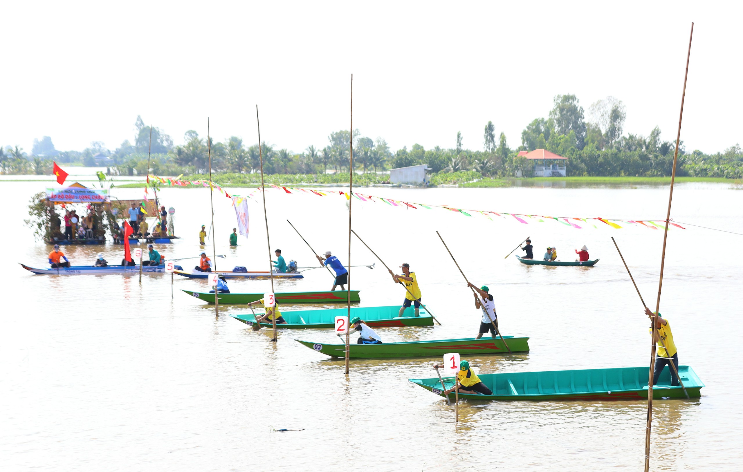 Các vận động viên tranh tài quyết liệt, gây cấn dưới sự cổ vũ của khán giả.