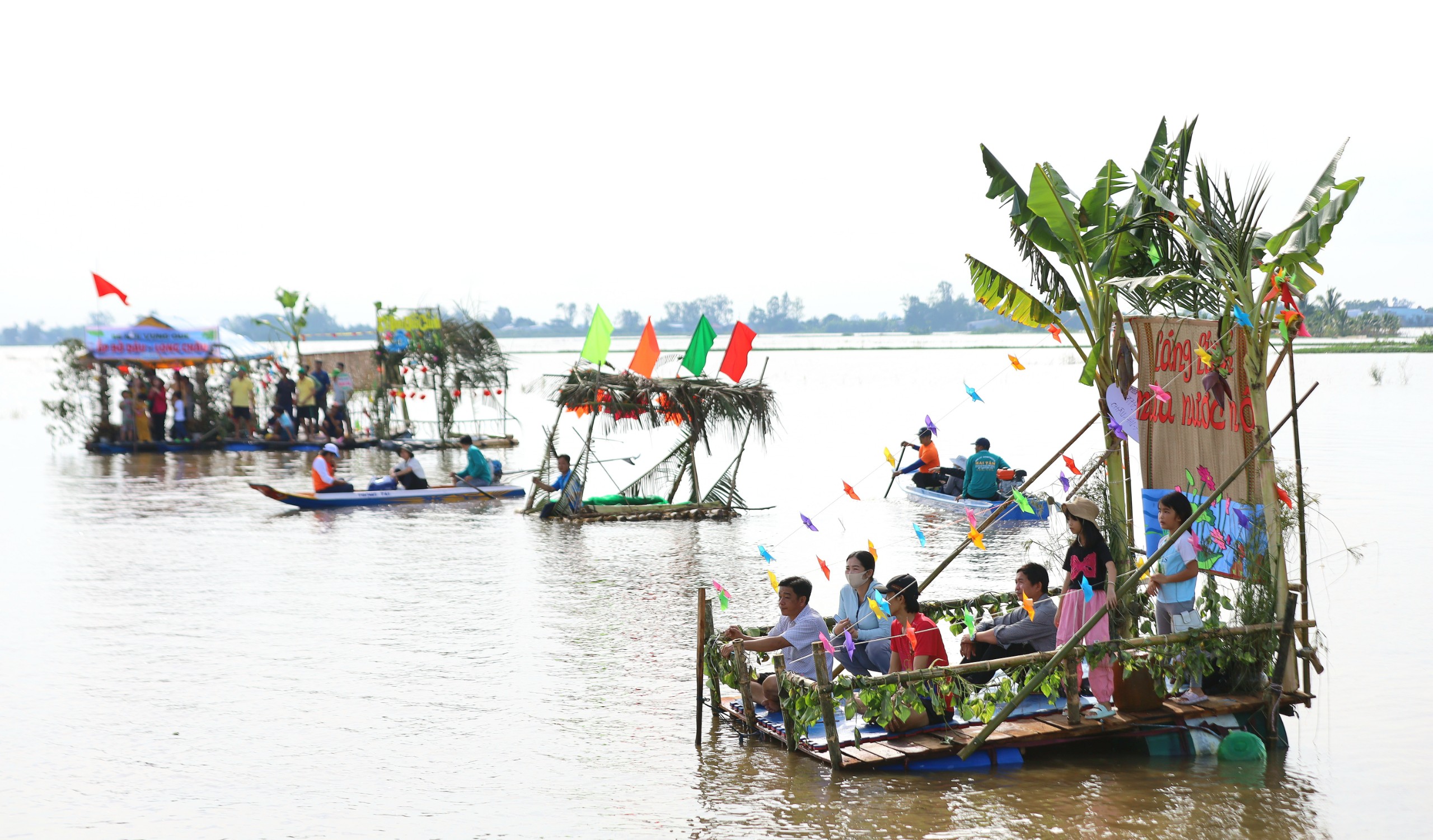 Người dân thích thú tham gia hoạt động bè nổi trên ruộng.