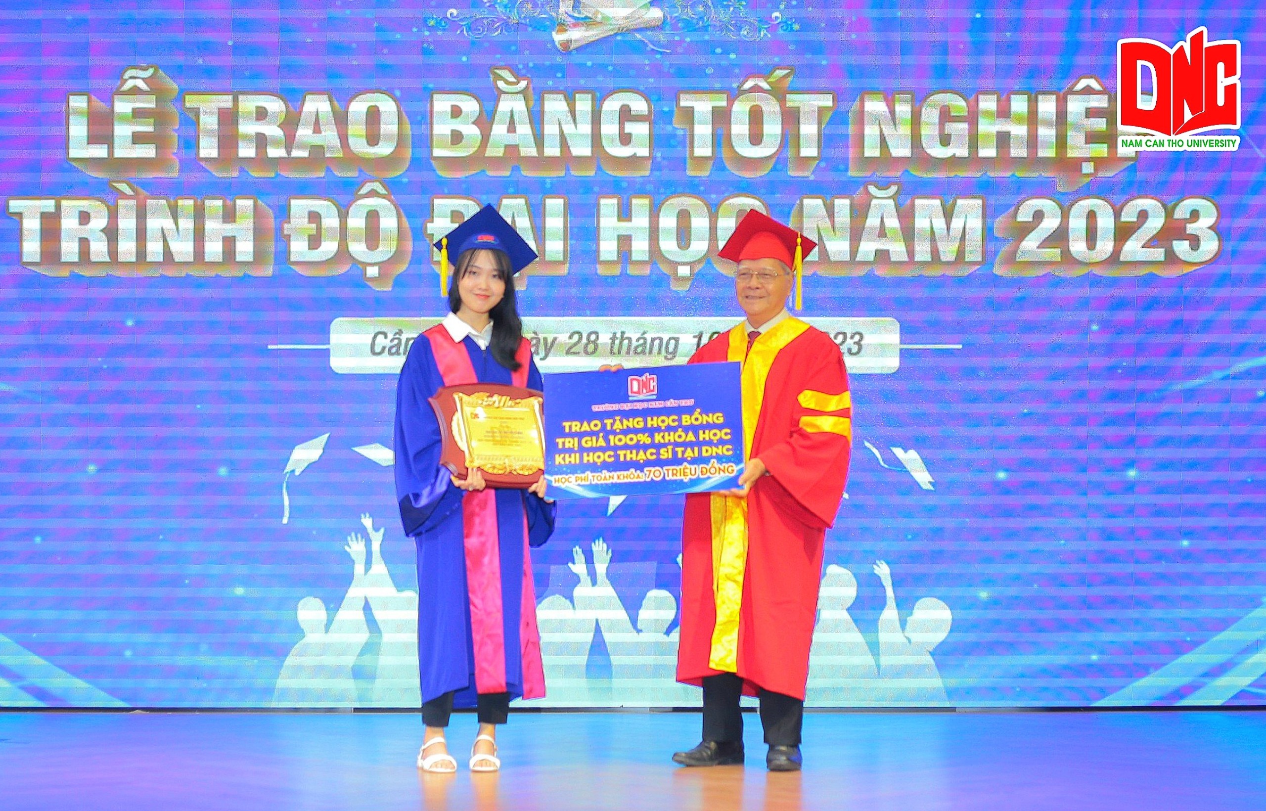 Tiến sĩ Nguyễn Văn Quang - Hiệu trưởng Trường Đại học Nam Cần Thơ trao tặng học bổng 100% khóa học Thạc sĩ tại DNC.