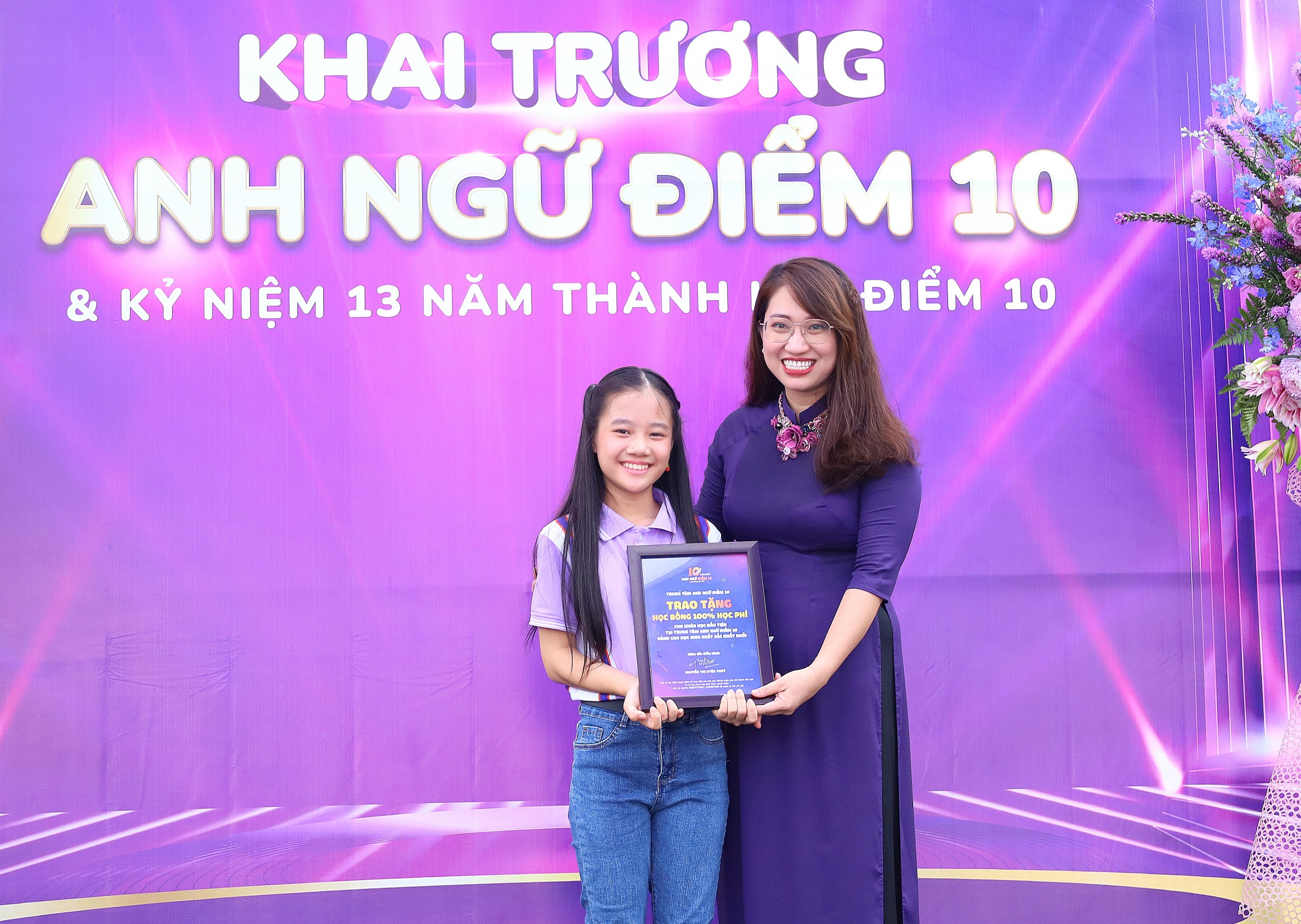 Cô Nguyễn Thị Uyên Thúy – Giám đốc điều hành Trung tâm Anh Ngữ Điểm 10 trao tặng học bổng cho học sinh.