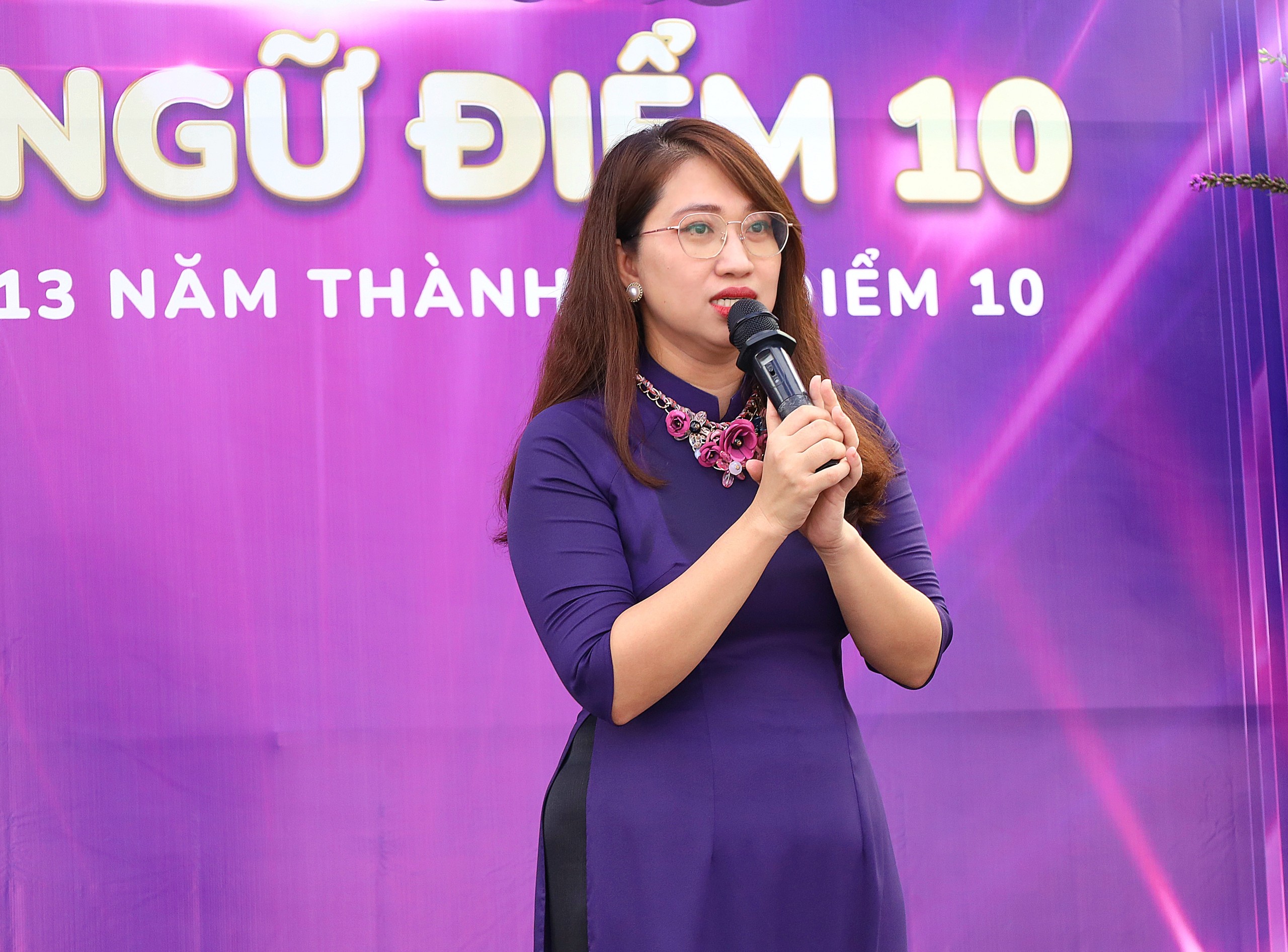 Cô Nguyễn Thị Uyên Thúy – Giám đốc điều hành Trung tâm Anh Ngữ Điểm 10 phát biểu tại lễ khai trương.