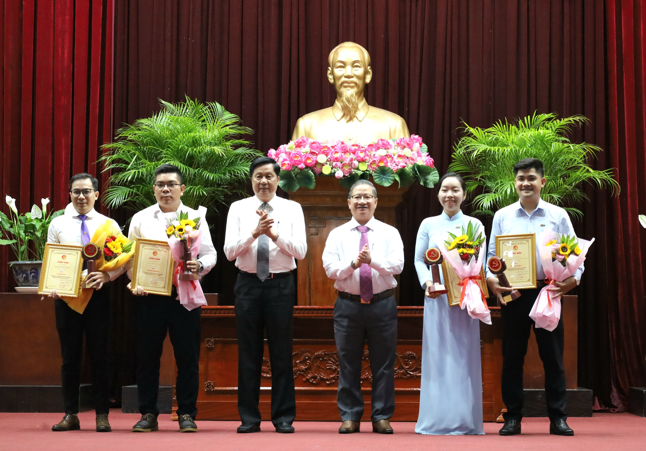 Ông Phạm Văn Hiểu – Phó Bí thư thường trực Thành ủy, Chủ tịch HĐND TP. Cần Thơ, Trưởng ban tổ chức Giải và ông Trần Việt Trường - Phó Bí thư Thành ủy, Chủ tịch UBND TP. Cần Thơ trao giải A cho các cá nhân, tập thể đoạt giải.