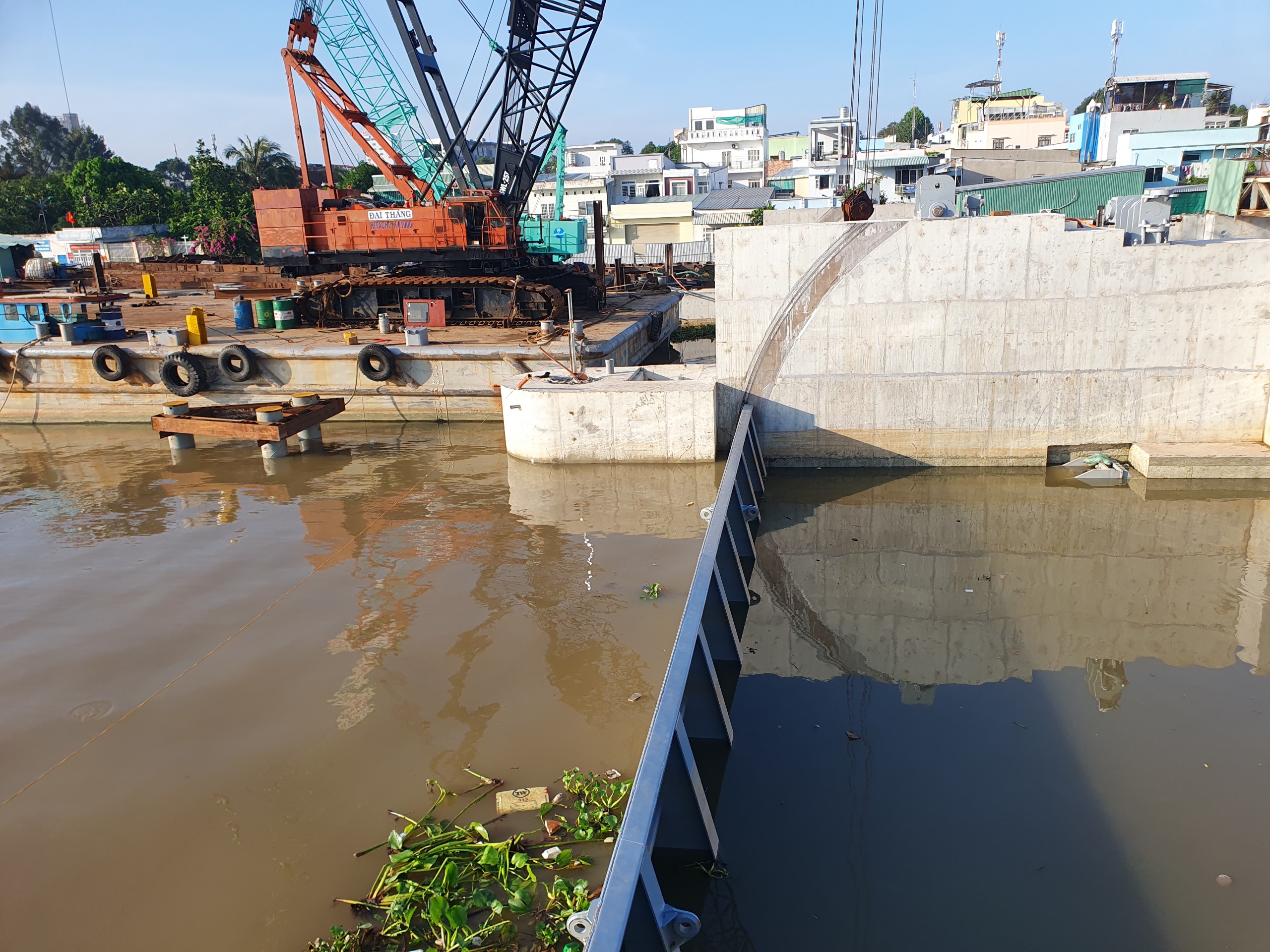 Mực nước bên trong và ngoài vách ngăn của âu thuyền Cái Khế.