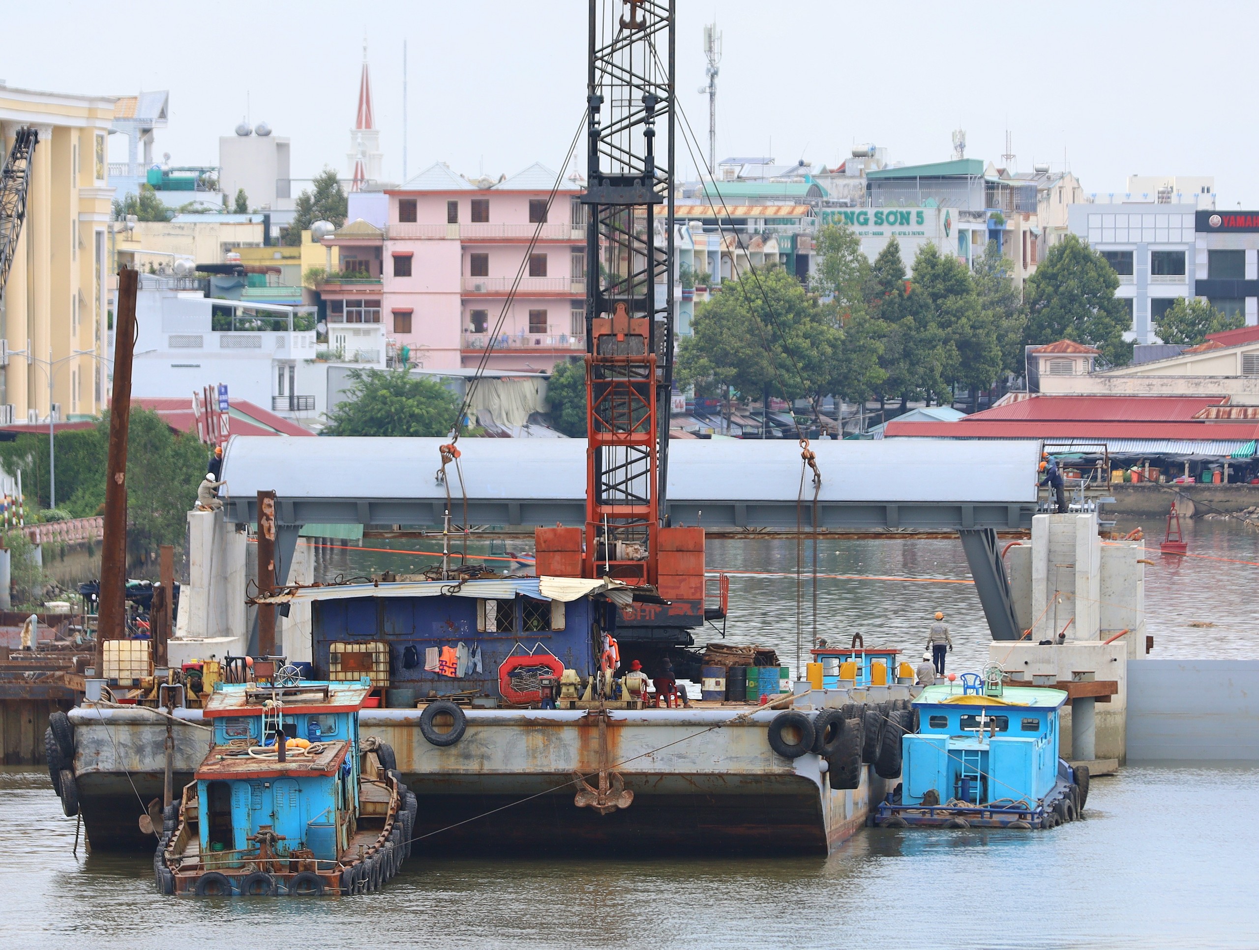 Tiến hành lắp đặt hệ thống cửa van của âu thuyền Cái Khế và tiến hành vận hành thử nghiệm ngay sau đó.