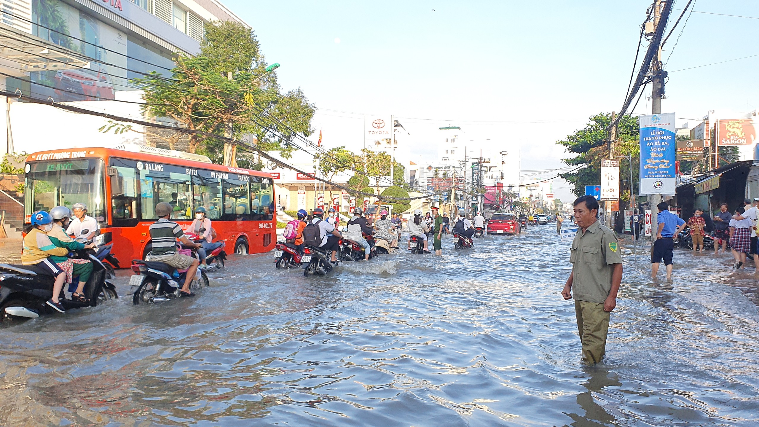 Một số tuyến đường khác không nằm trong khu vực âu thuyền Cái Khế vẫn còn ngập sâu khi triều cường dâng cao.