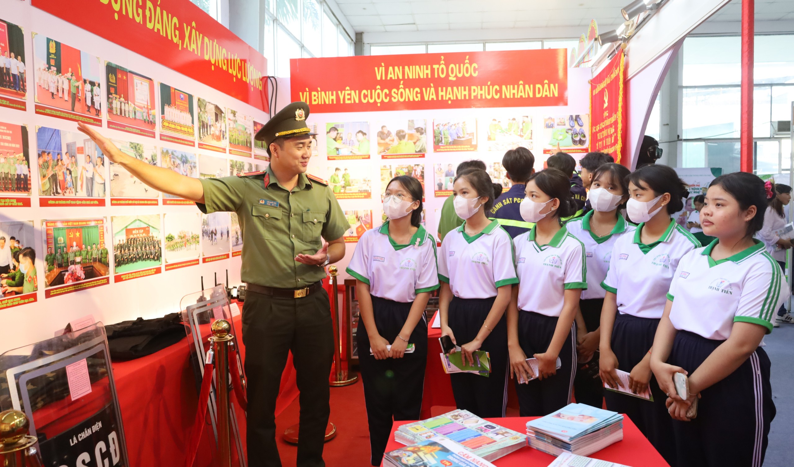 Các em học sinh tham quan gian trưng bày Công an TP. Cần Thơ.