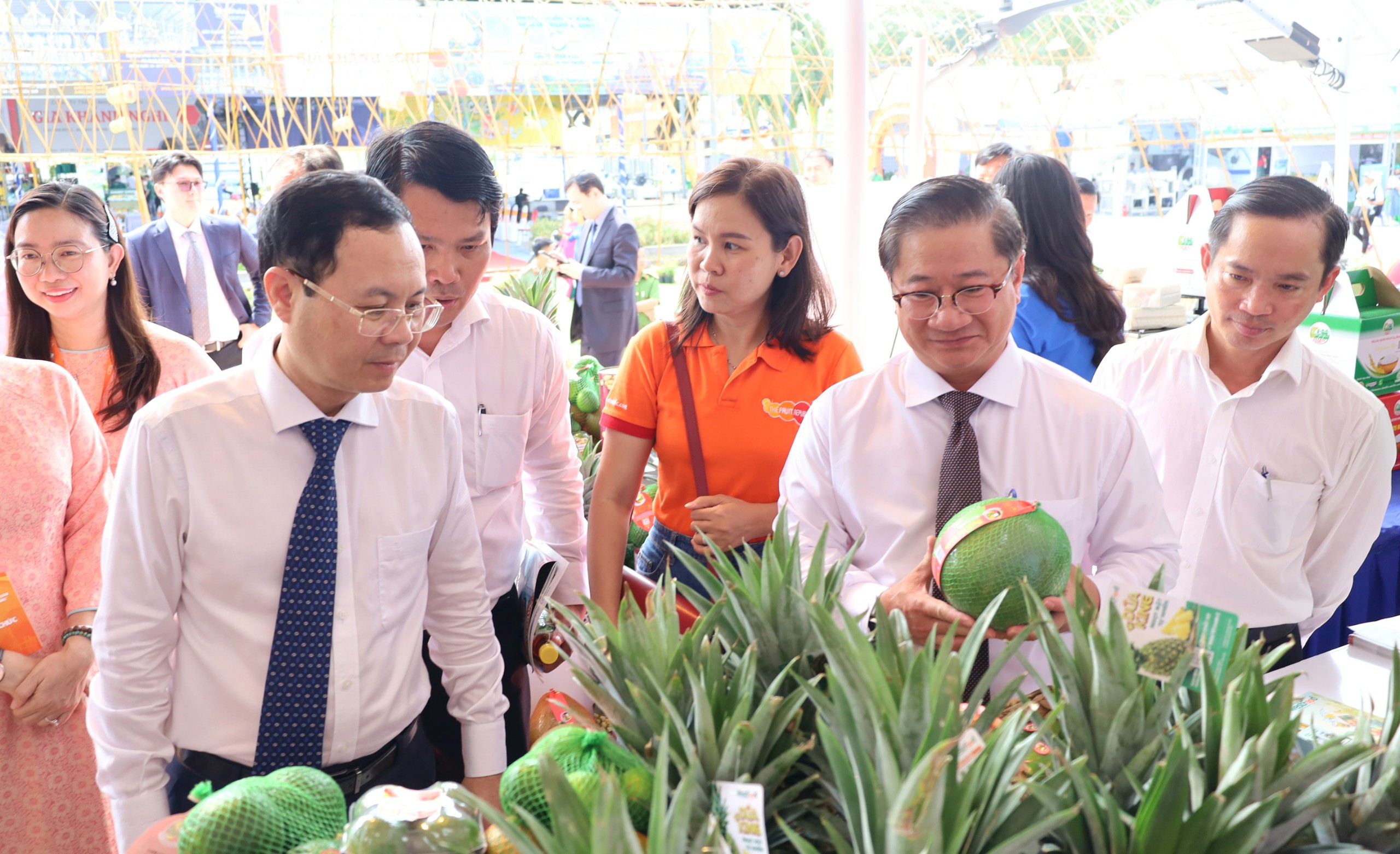 Ông Nguyễn Văn Hiếu - Ủy viên dự khuyết BCH Trung ương Đảng, Bí thư Thành ủy Cần Thơ và ông Trần Việt Trường – Phó Bí thư Thành ủy, Chủ tịch UBND TP. Cần Thơ tham quan gian hàng trưng bày sản phẩm nông nghiệp.