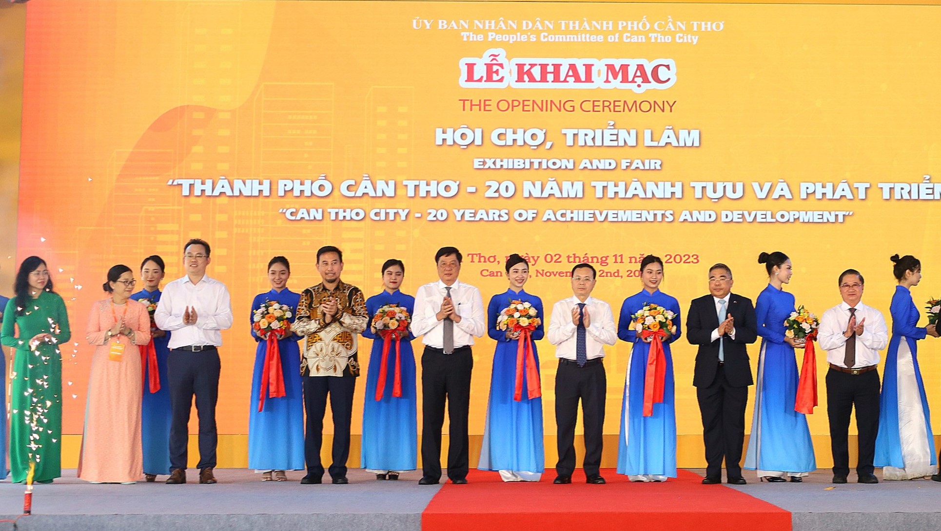 Các đại biểu thực hiện nghi thức cắt bặng khai mạc Hội chợ, triển lãm “TP. Cần Thơ - 20 năm thành tựu và phát triển”.