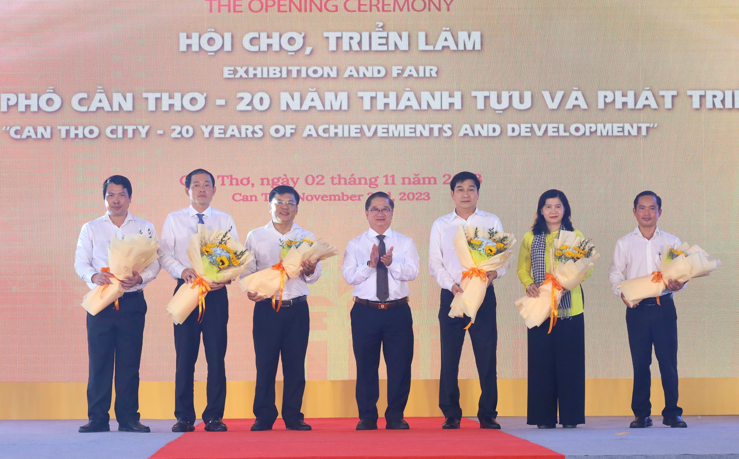 Ông Trần Việt Trường – Phó Bí thư Thành ủy, Chủ tịch UBND TP. Cần Thơ tặng hoa cho lãnh đạo các Sở, Ngành.