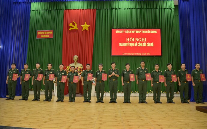 Đại tá Huỳnh Văn Đông, Bí thư Đảng ủy, Chính ủy Bộ đội Biên phòng Kiên Giang trao quyết định bổ nhiệm cho các cán bộ.