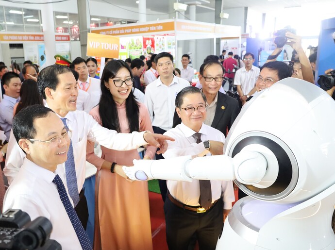 Các đại biểu, khách tham quan tìm hiểu về robot tại gian triển lãm của Sở KH&CN TP Cần Thơ.