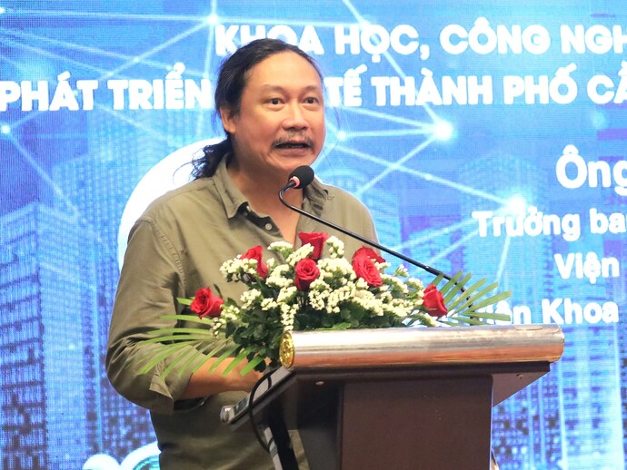 Ông Nguyễn Võ Hưng - Trưởng ban Chính sách đổi mới sáng tạo, Viện Chiến lược và chính sách - Học viện Khoa học, công nghệ và Đổi mới sáng tạo phát biểu tham luận tại hội thảo.