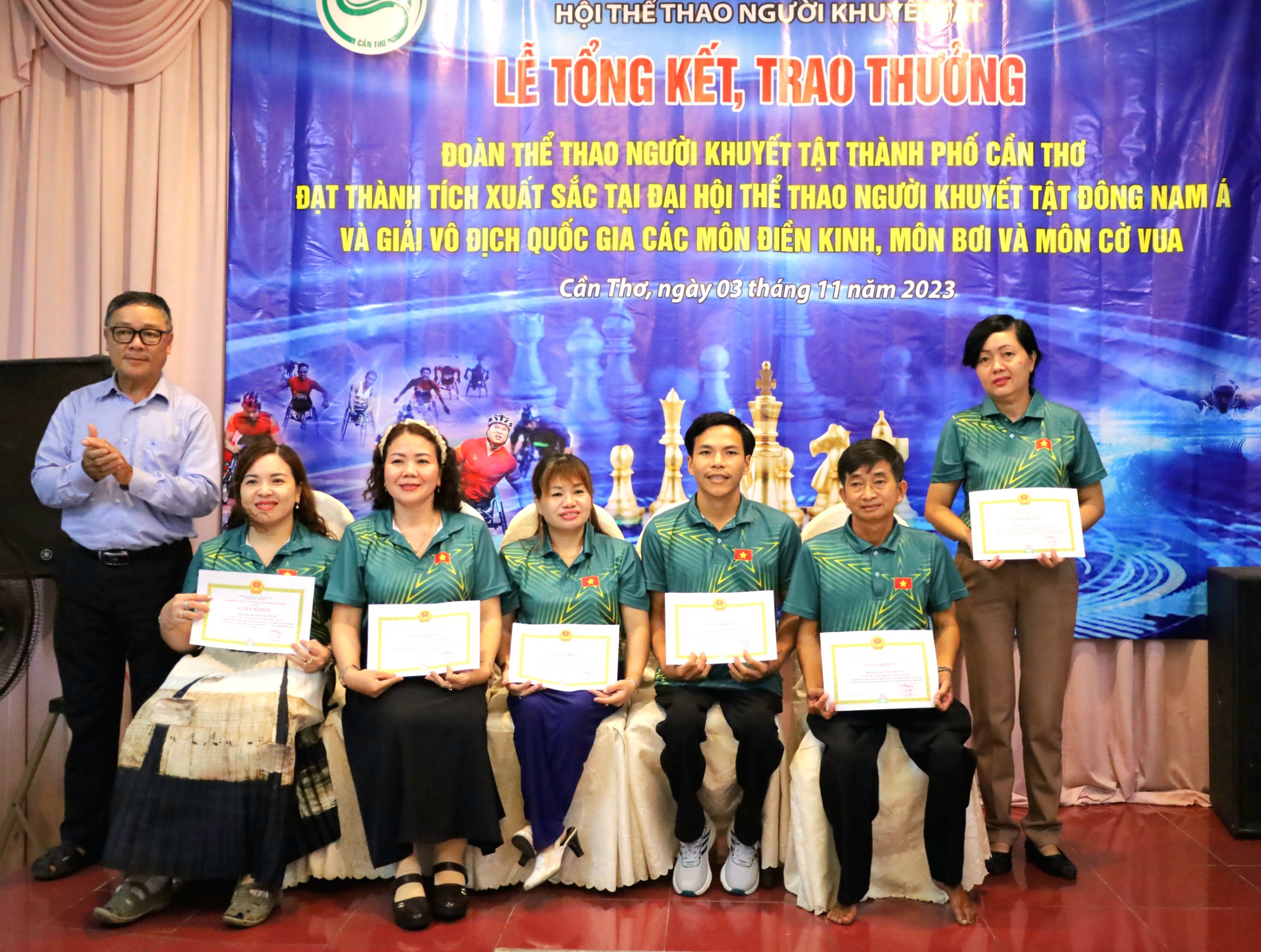 Ông Trần Duy Hùng - Trưởng phòng Quản lý TDTT - Sở VH,TT&DL TP. Cần Thơ trao tặng Giấy khen của Sở VH,TT&DL TP. Cần Thơ cho các vận động viên đạt thành tích xuất sắc.