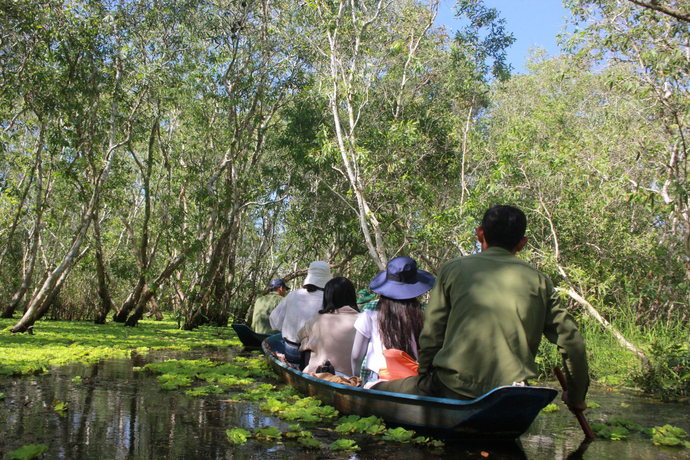 Tour du lịch sinh thái trải nghiệm rừng tràm U Minh Hạ bằng xuồng, du khách sẽ được len lỏi giữa tán rừng tràm và trải nghiệm các hoạt động đặt lờ, đặt lợp bắt cá, lươn rừng.