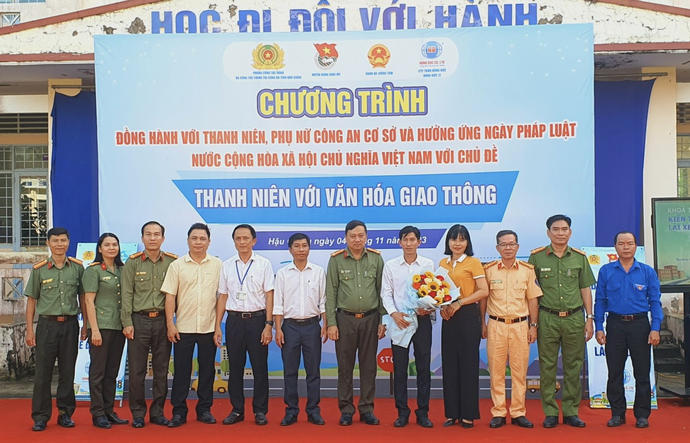 Ông Nguyễn Khánh Dư quản lý cửa hàng Hồng Đức - Head 12 nhận hoa lưu niệm của ban tổ chức.