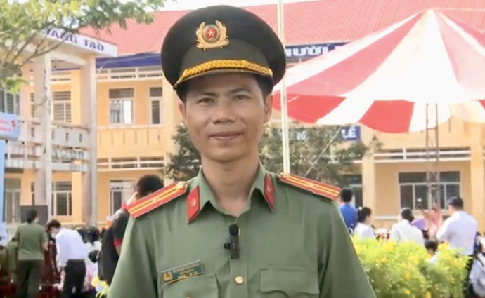 Thiếu tá Phan Hoàng Riêng - Trưởng ban thanh niên Công an tỉnh Hậu Giang phát biểu tại chương trình.