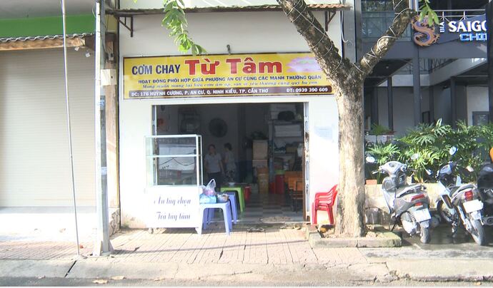 Cơm chay Từ Tâm toạ lạc tại số 176, đường Huỳnh Cương, phường An Cư, quận Ninh Kiều.