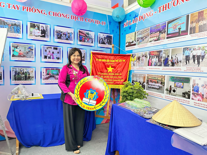 Bà Trần Thị Xuân Mai- Ủy viên UBND, Giám đốc Sở LĐTBXH thành phố Cần Thơ chụp ảnh lưu niệm cùng 2 trong 3 thành tích xuất sắc của đơn vị trong năm 2022.