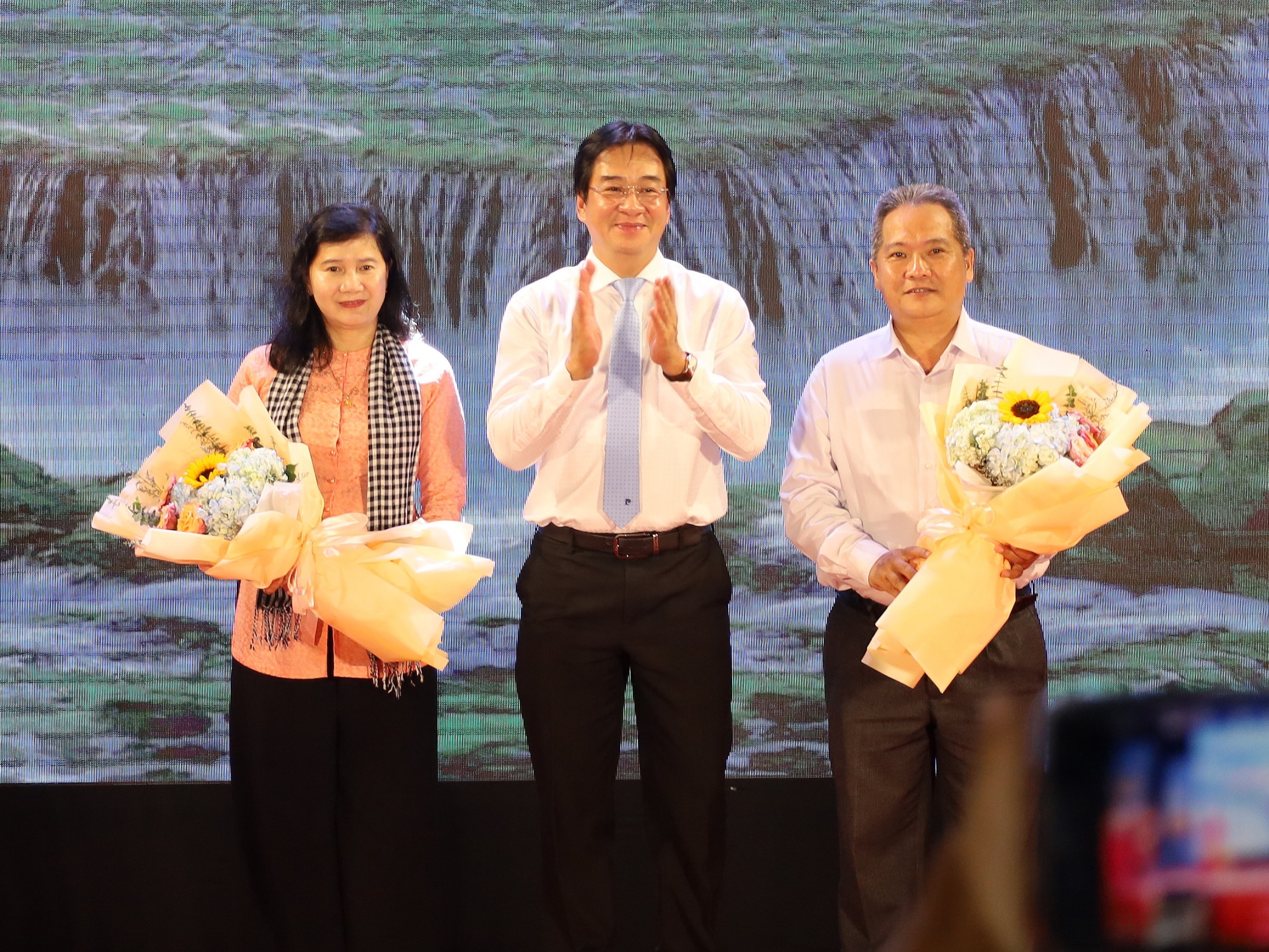 Ông Nguyễn Long Biên - Phó Chủ tịch UBND tỉnh Ninh Thuận tặng hoa cho đại diện Sở VHTT&DL TP. Cần Thơ và UBND quận Ninh Kiều.