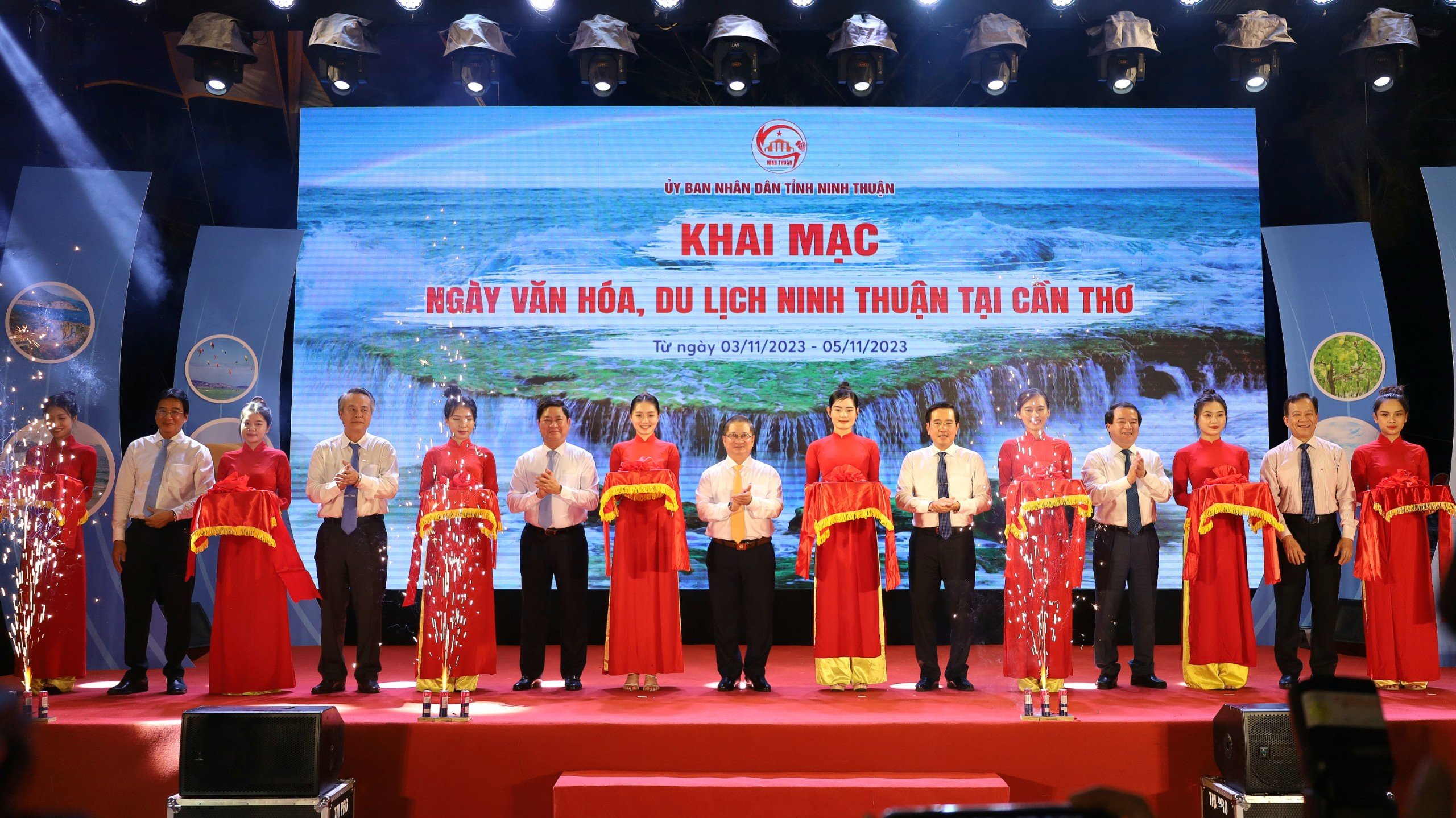 Các đại biểu thực hiện nghi thức cắt băng khai mạc “Ngày Văn hóa, Du lịch Ninh Thuận tại Cần Thơ năm 2023” với chủ đề “Ninh Thuận - Miền đất hội tụ những giá trị khác biệt”.