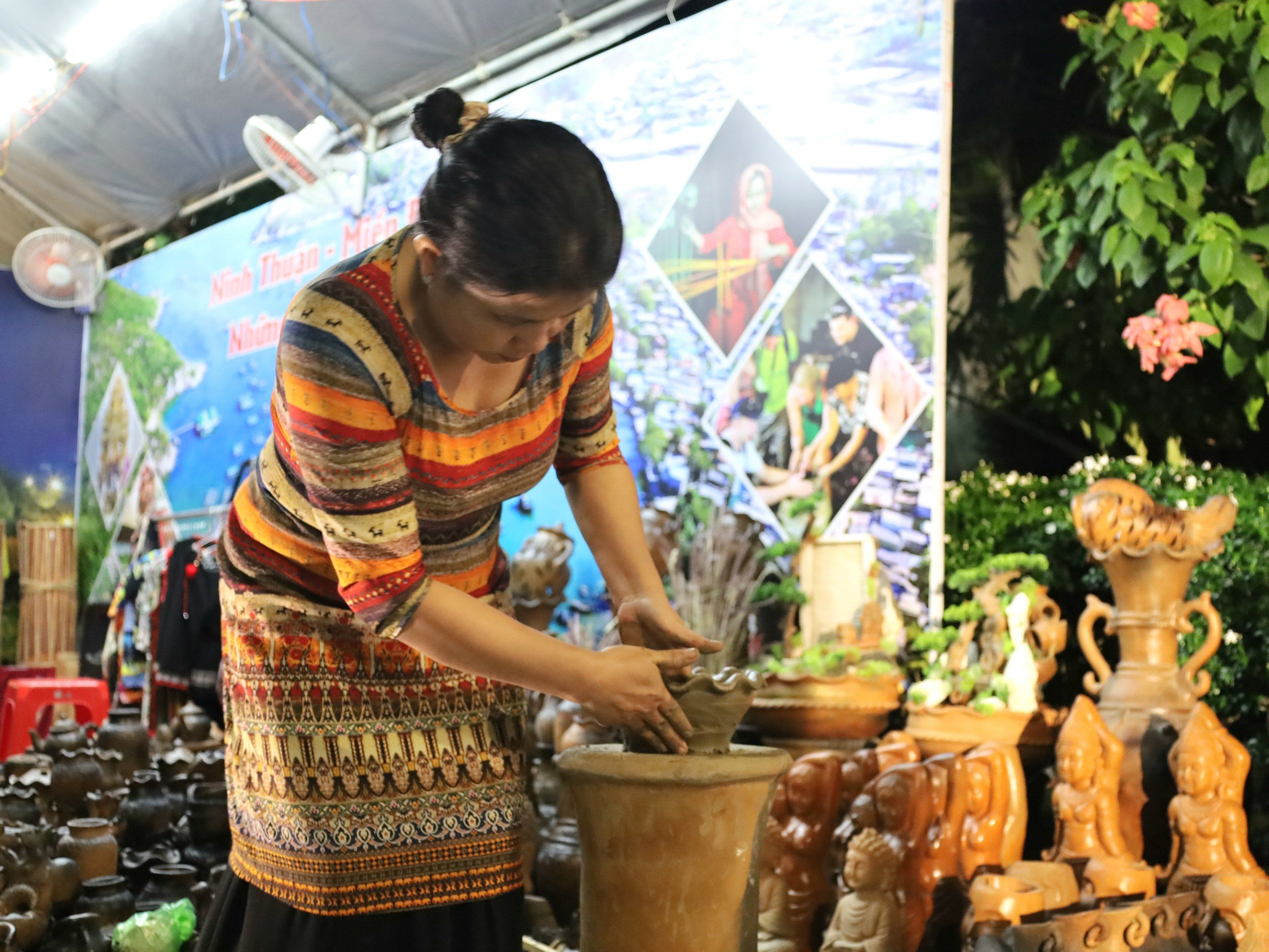 Nghệ nhân trình diễn làm gốm Bàu Trúc tại “Ngày Văn hóa, Du lịch Ninh Thuận tại Cần Thơ năm 2023”.