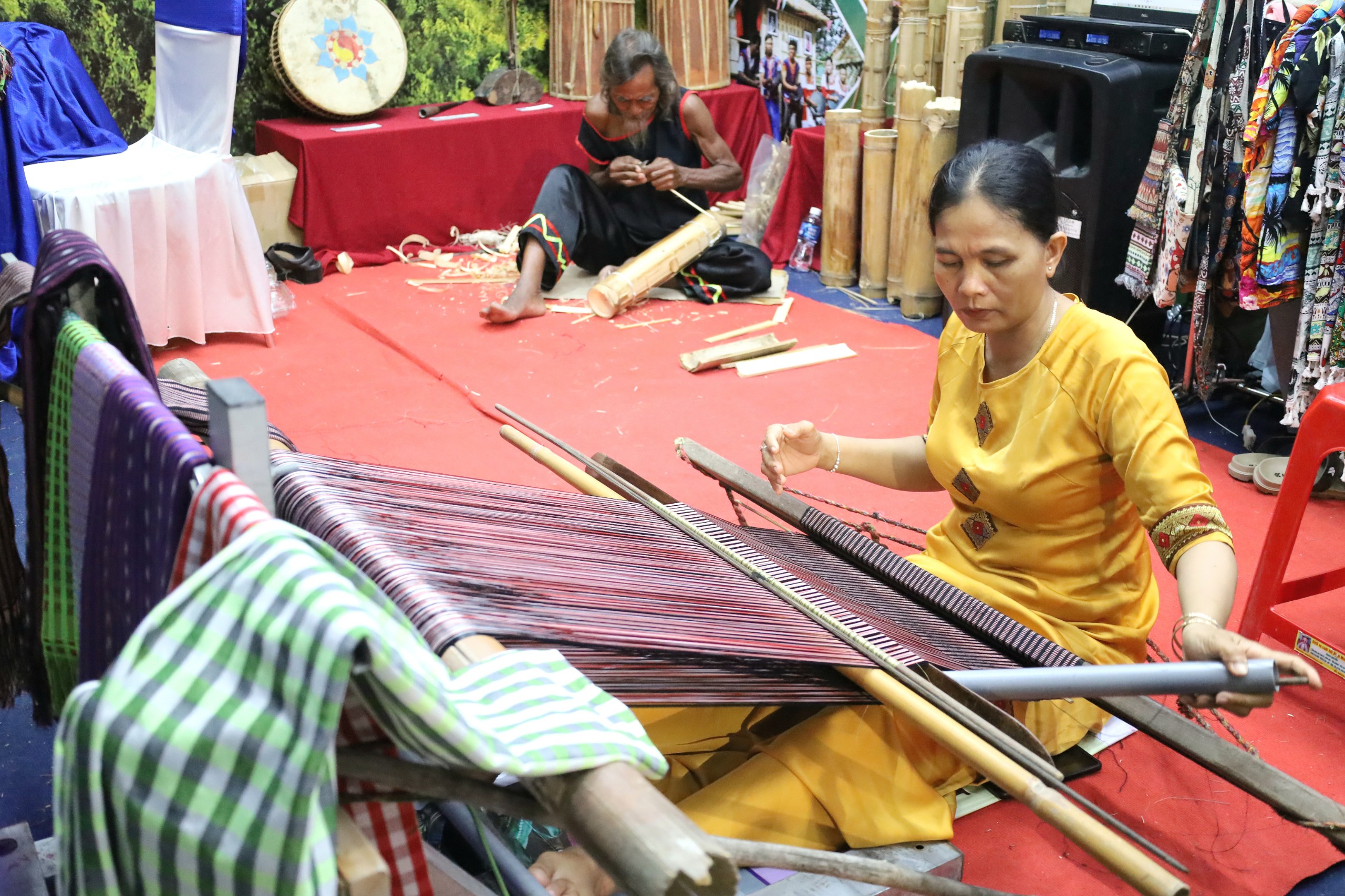 Nghệ nhân trình diễn dệt thổ cẩm tại “Ngày Văn hóa, Du lịch Ninh Thuận tại Cần Thơ năm 2023”.