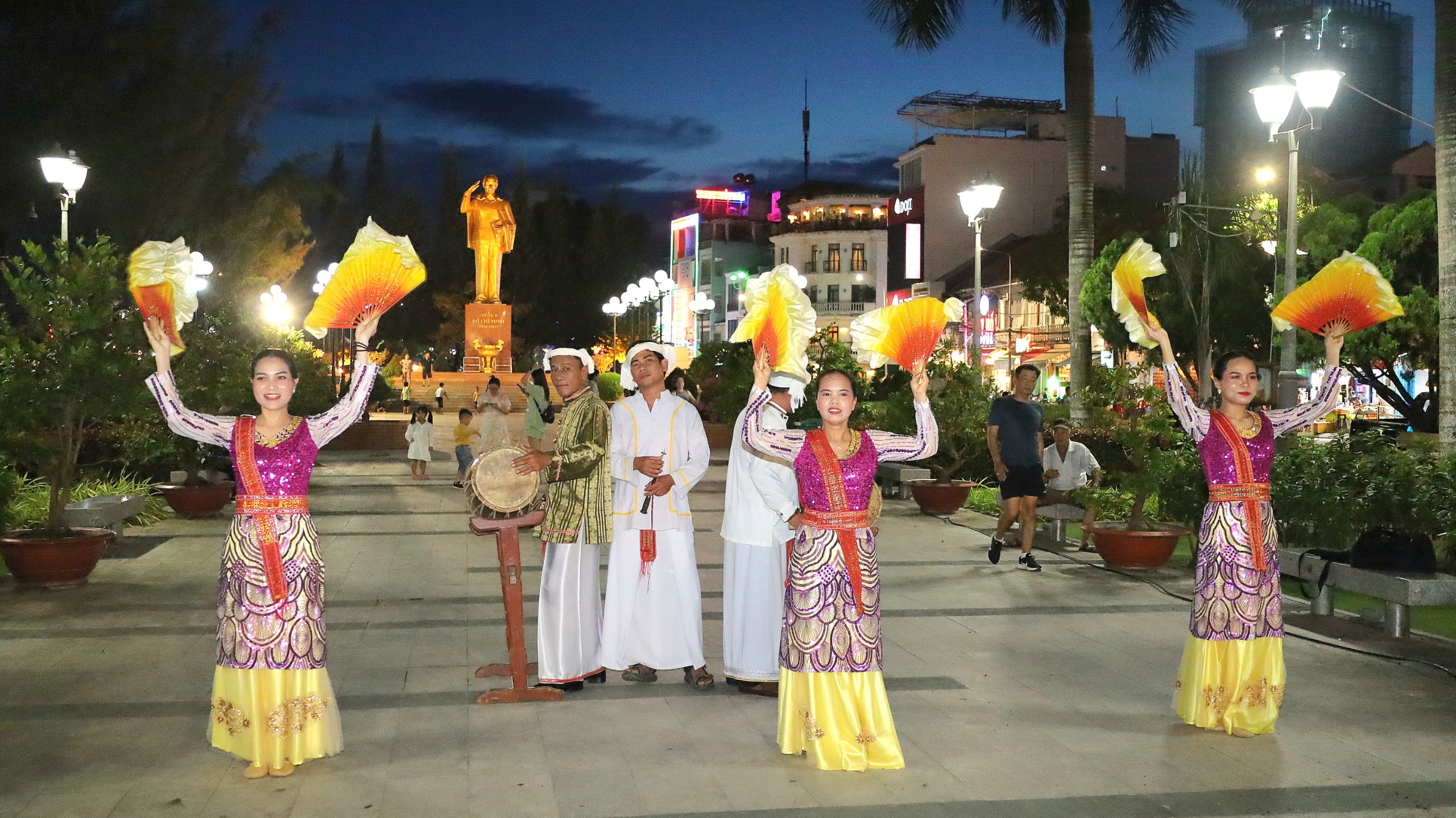 Giới thiệu các điệu trống Ghi năng và múa quạt tại Bến Ninh Kiều.