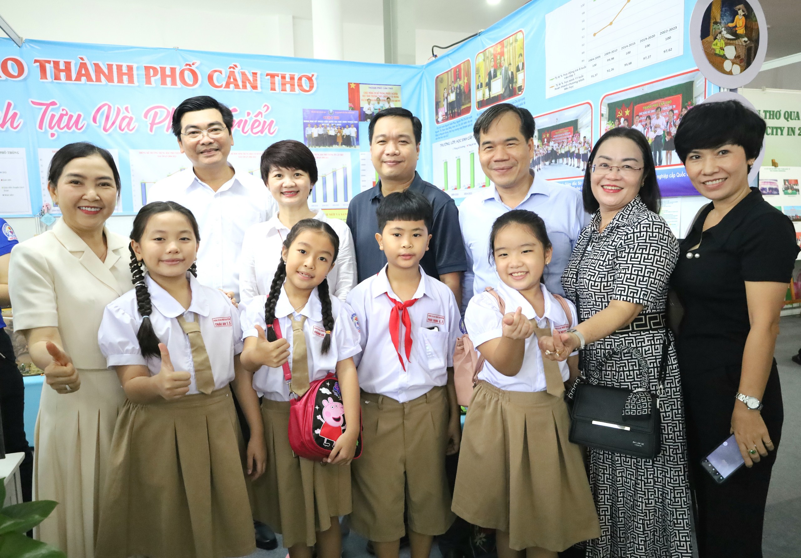 Ông Trần Thanh Bình - Giám đốc Sở GD&ĐT TP. Cần Thơ (thứ 2 từ trái qua), ông Nguyễn Phúc Tăng - Phó Giám đốc Sở GD&ĐT TP. Cần Thơ và ông Võ Hồng Lam - Trưởng Phòng Giáo dục quận Ninh Kiều chụp hình lưu niệm cùng thầy cô, học sinh tại khu vực trưng bày.