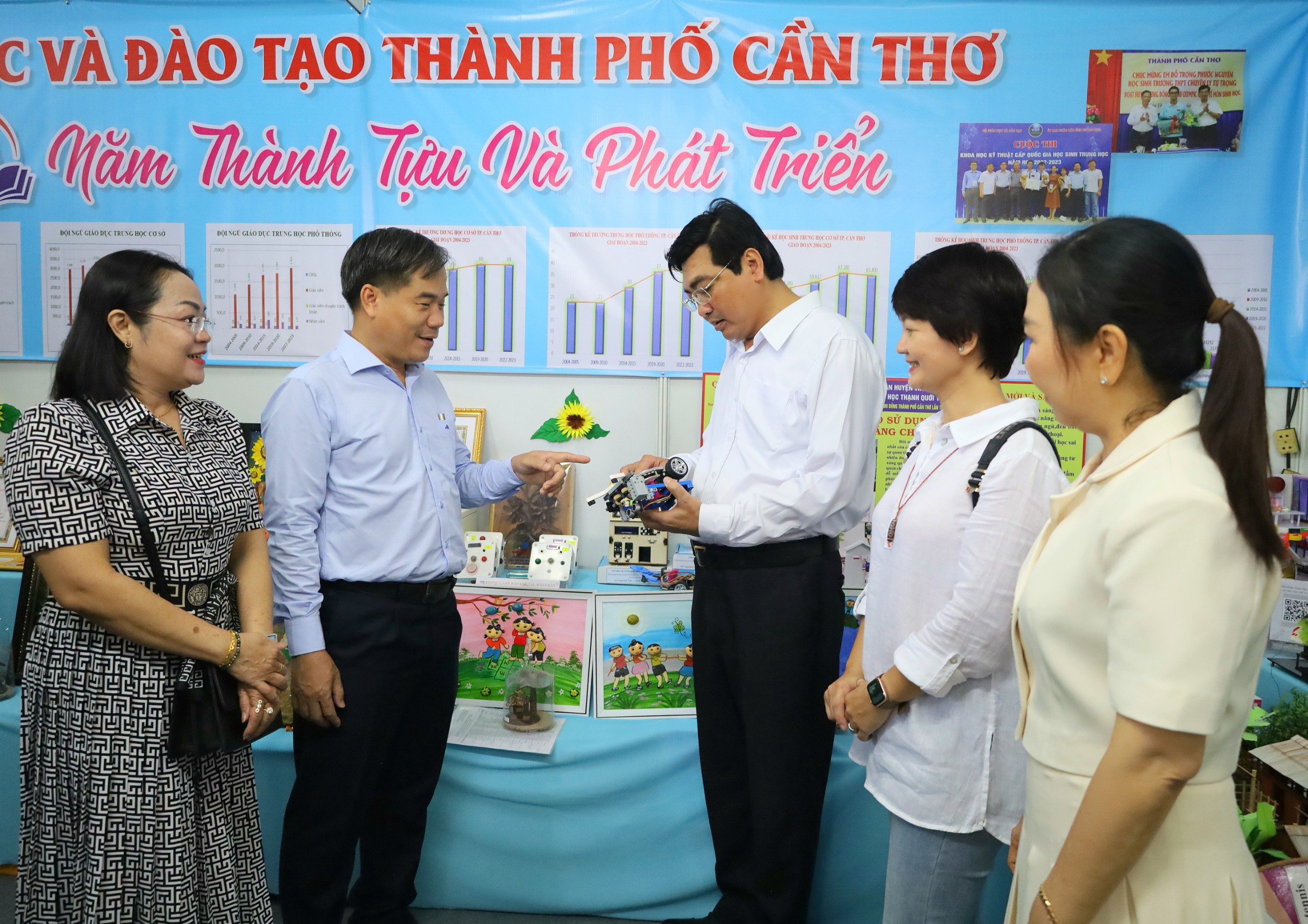 Ông Trần Thanh Bình - Giám đốc Sở GD&ĐT TP. Cần Thơ, ông Nguyễn Phúc Tăng - Phó Giám đốc Sở GD&ĐT TP. Cần Thơ và bà Nguyễn Phú Quý - Chánh Văn phòng Sở GD&ĐT TP. Cần Thơ xem các thiết bị dạy học.