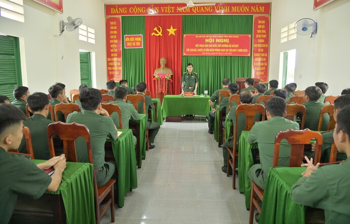 Đại tá Huỳnh Huỳnh Văn Đông, Bí thư Đảng ủy, Chính ủy phát biểu, tiếp thu ý kiến đóng góp của cán bộ, chiến sĩ tại buổi đối thoại dân chủ đồn Biên phòng cửa khẩu Quốc tế Hà Tiên.