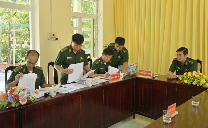Đại tá Huỳnh Huỳnh Văn Đông, Bí thư Đảng ủy, Chính ủy trực tiếp chỉ đạo các cơ quan chuyên môn phòng Chính trị kiểm tra nội dung công tác đảng, công tác chính trị tại đồn Biên phòng Vĩnh Điều.