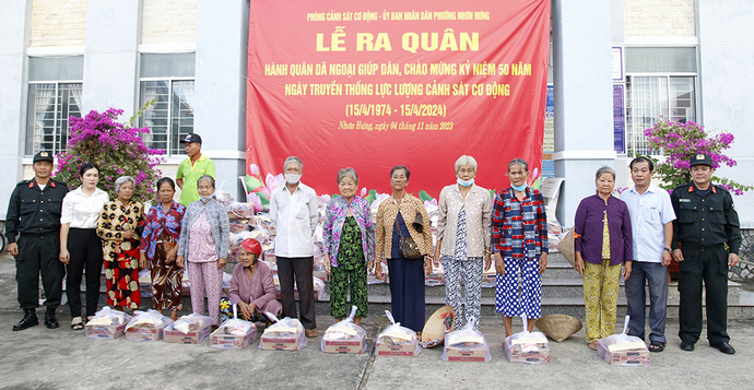 Lãnh đạo phòng Cảnh sát cơ động và lãnh đạo phường Nhơn Hưng tặng quà cho người dân có hoàn cảnh khó khăn trên địa bàn phường.