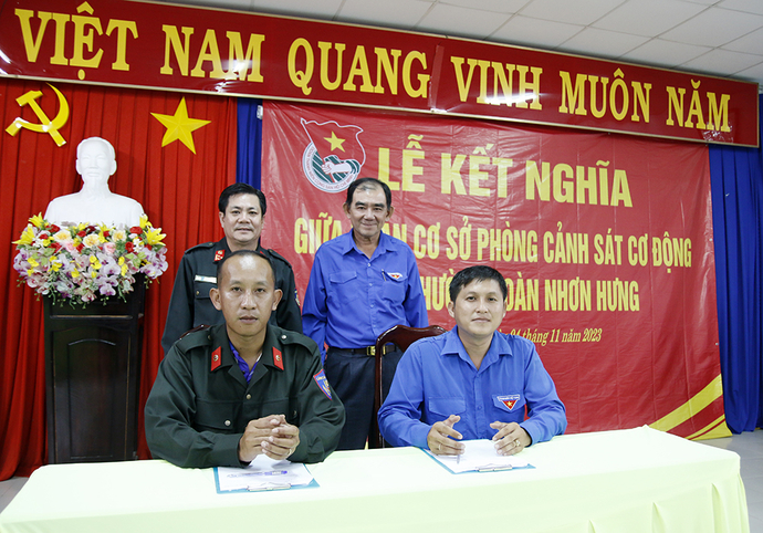 Cấp uỷ, Lãnh đạo 2 đơn vị chứng kiến Lễ kết nghĩa giữa Đoàn uỷ Phòng Cảnh sát cơ động và Đoàn phường Nhơn Hưng.