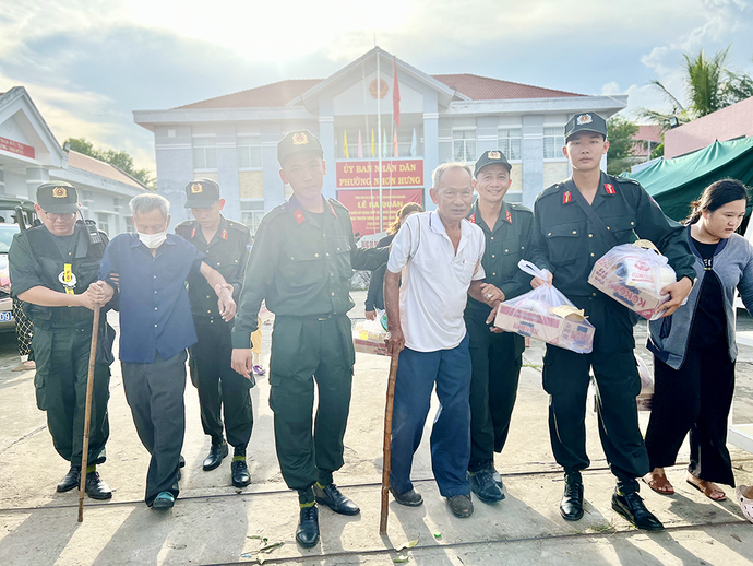 Lực lượng Cảnh sát cơ động hỗ trợ người dân già yếu, đi lại khó khăn.