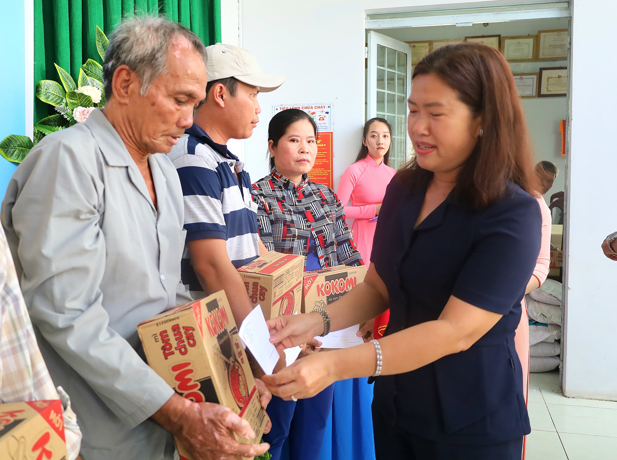 Bà Nguyễn Thị Ngọc Điệp - Bí Thư Quận ủy Thốt Nốt trao quà cho các hộ có hoàn cảnh khó khăn.