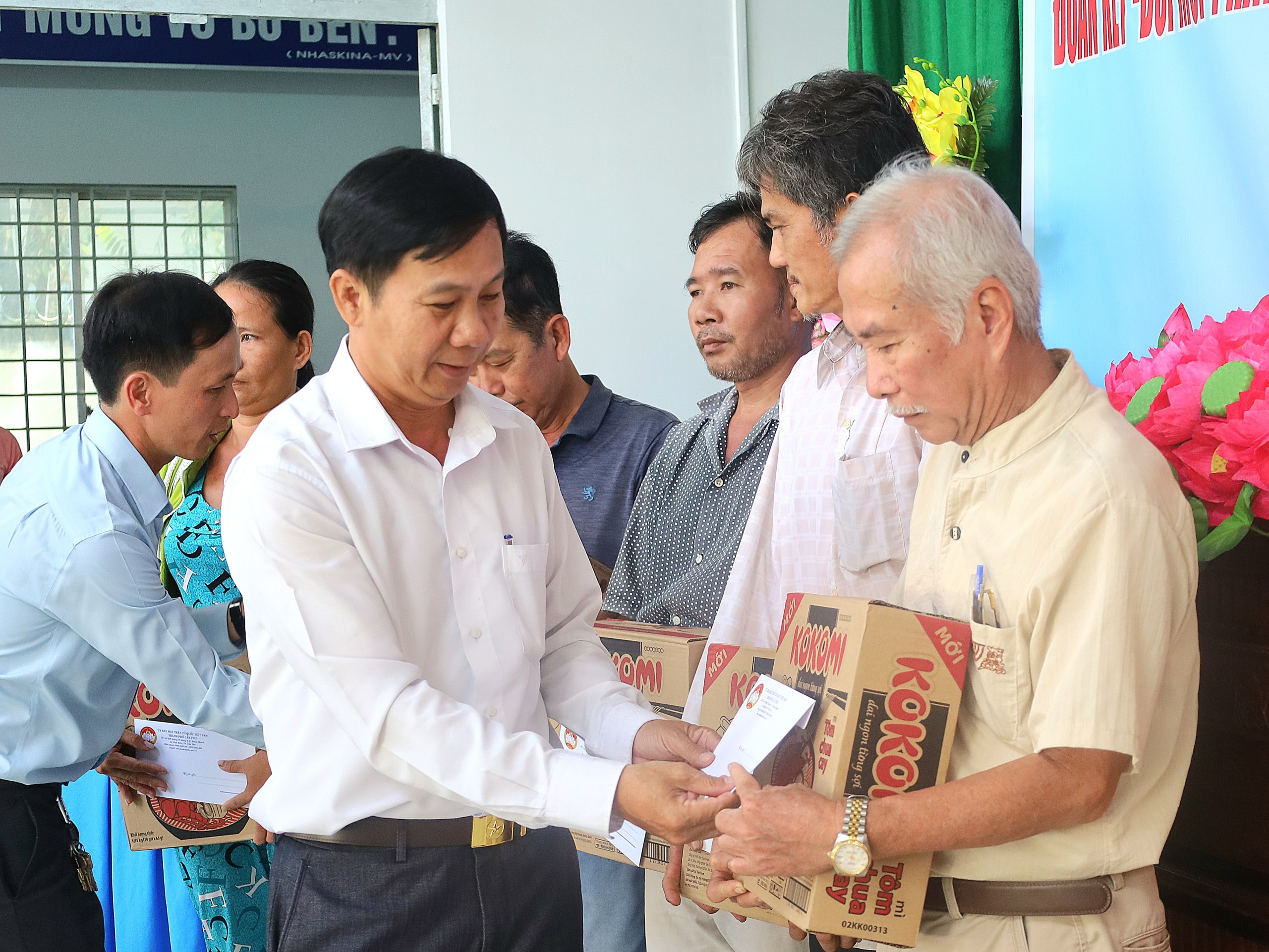 Ông Tống Văn Nhịn - Phó Chủ tịch thường trực Ủy ban MTTQVN TP. Cần Thơ trao quà cho các hộ có hoàn cảnh khó khăn.