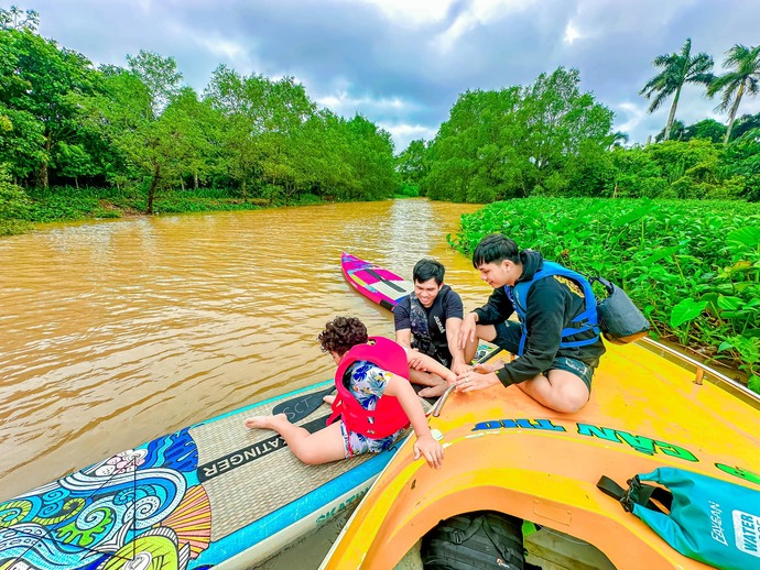 Bên cạnh đó, trong các Tour tại SUP Cần Thơ sẽ có hướng dẫn viên và nhân viên cứu hộ đi theo dẫn đoàn để đảm bảo an toàn cho hành khách.