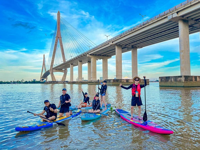 Được biết môn thể thao này ban đầu được một nhóm bạn trẻ tại Cần Thơ lập ra để cùng nhau trải nghiệm, về sau ngày càng thu hút và có nhiều nhóm bạn trẻ khác tụ hội về đây để lập thành các Tour chuyên nghiệp, bao gồm trải nghiệm chèo SUP quanh các tuyến sông và thưởng thức tiệc nướng trên cầu cảng...