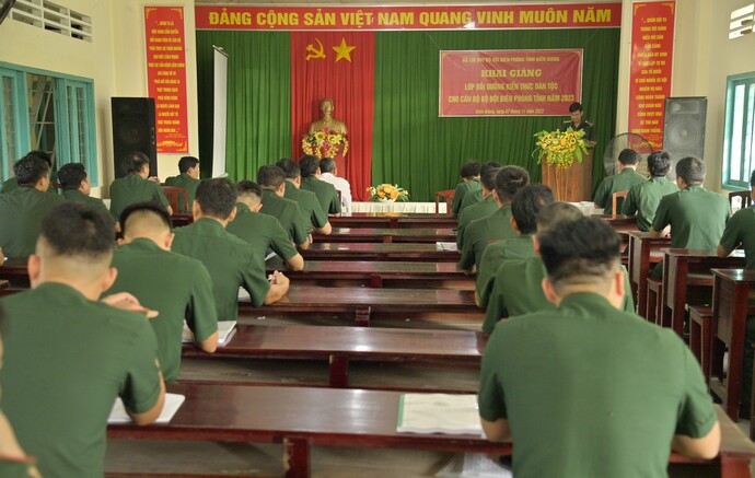 Đại tá Huỳnh Văn Đông - Bí thư Đảng ủy, Chính ủy Bộ đội Biên phòng tỉnh Kiên Giang phát biểu quán triệt mục đích, ý nghĩa của lớp bồi dưỡng kiến thức dân tộc.