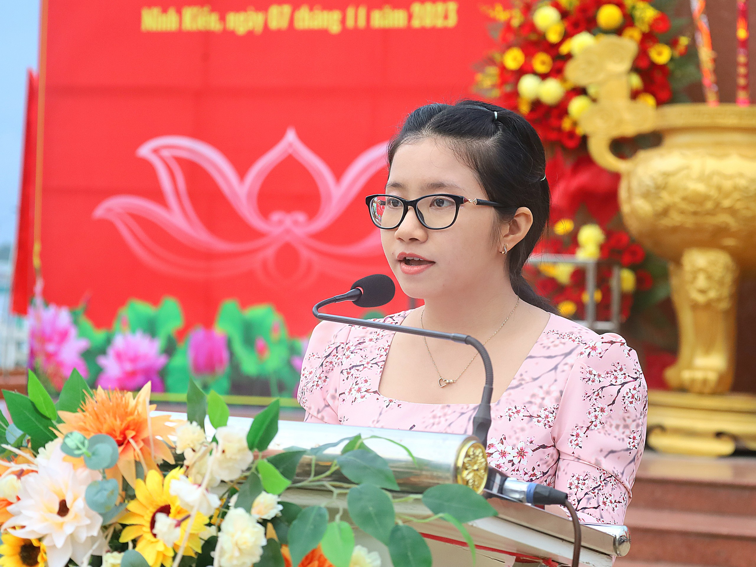 Đảng viên trẻ Trần Lan Vy - Đảng bộ phường Xuân Khánh, quận Ninh Kiều, TP. Cần Thơ phát biểu cảm tưởng trong buổi Lễ báo công dâng Bác.