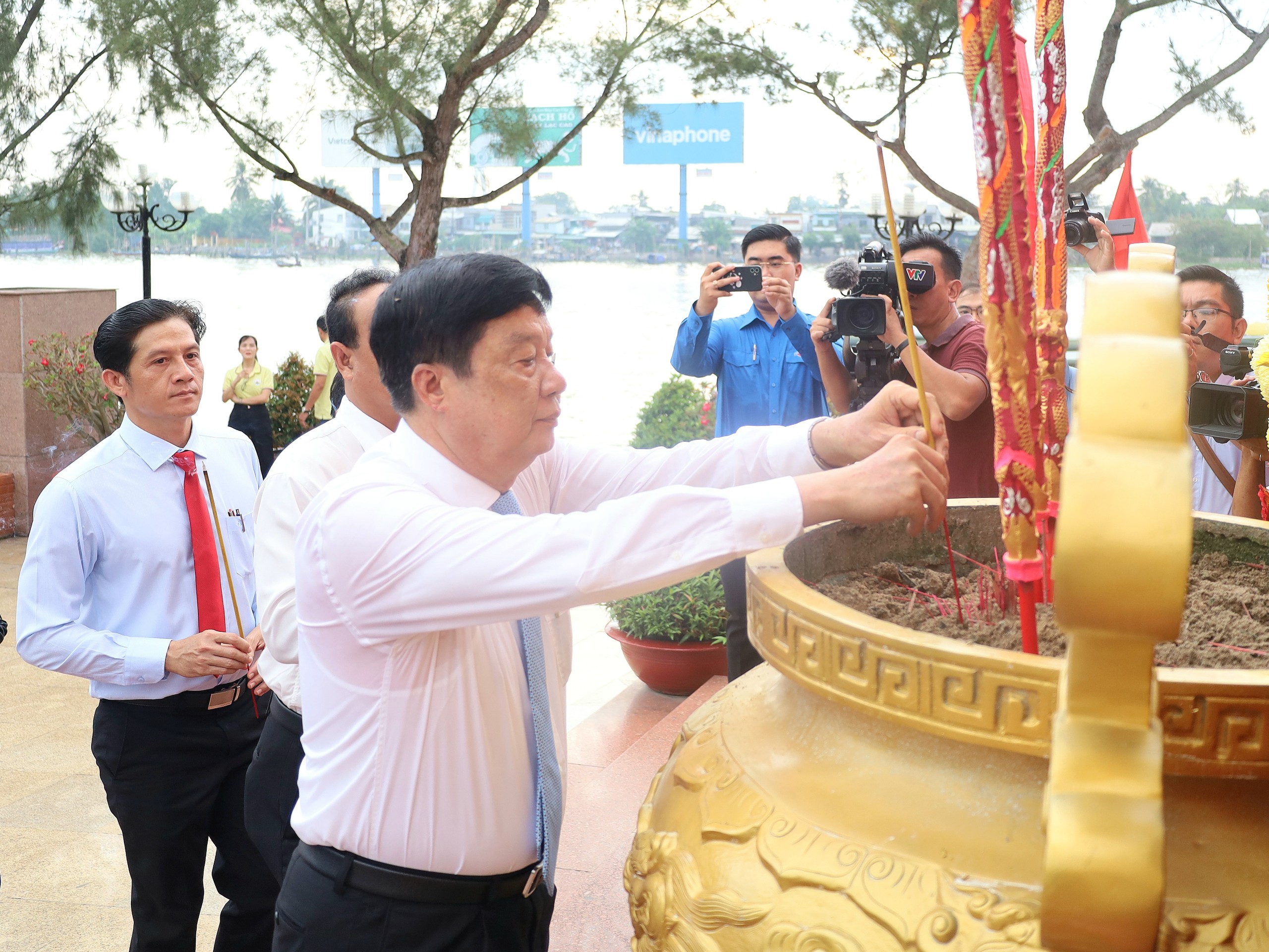 Ông Phạm Văn Hiểu - Phó Bí thư thường trực, Chủ tịch HĐND TP. Cần Thơ dâng hương tại Tượng đài Bác Hồ.