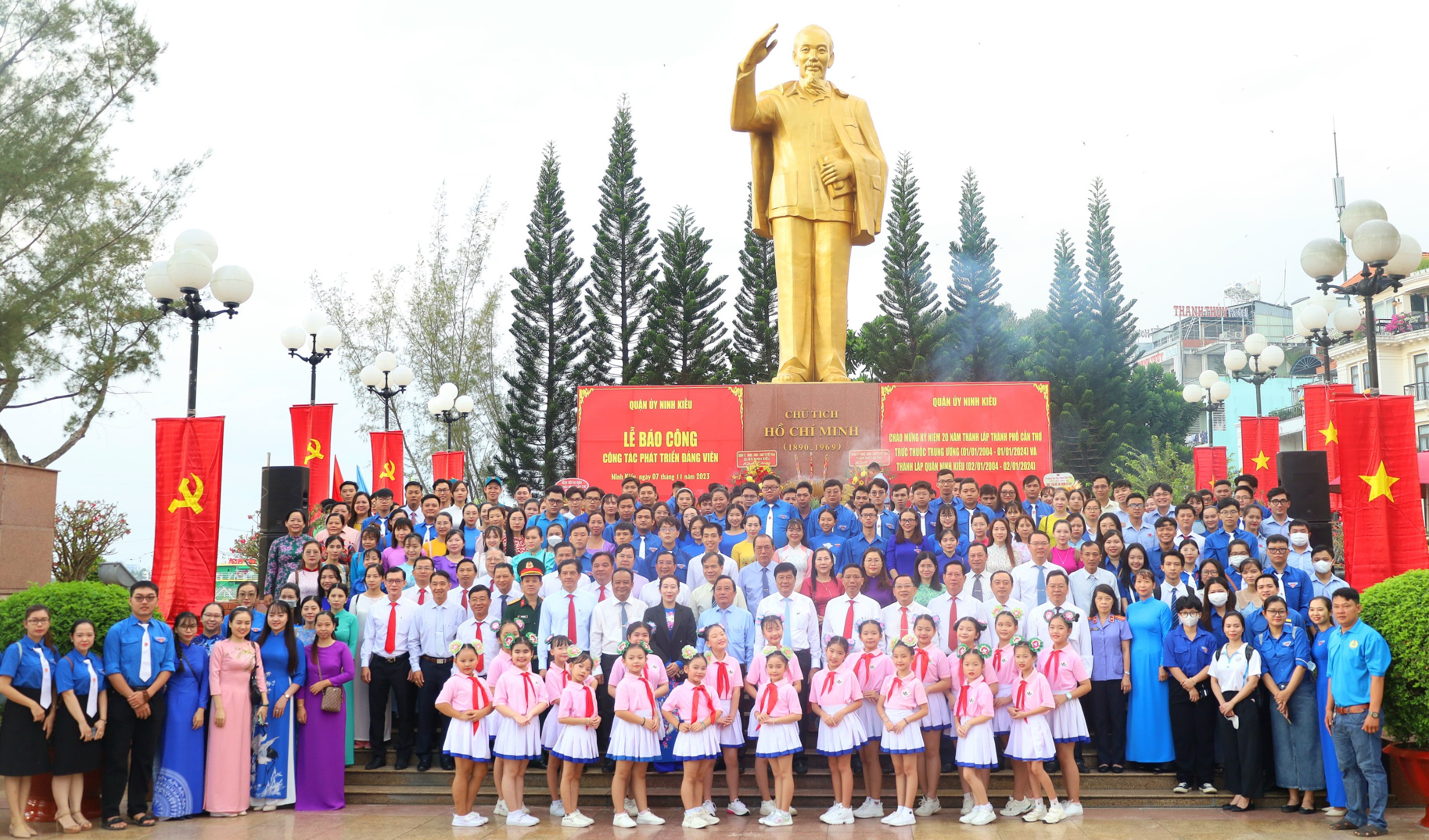 Lãnh đạo thành phố và các đại biểu chụp ảnh lưu niệm trước Tượng đài Chủ tịch Hồ Chí Minh.