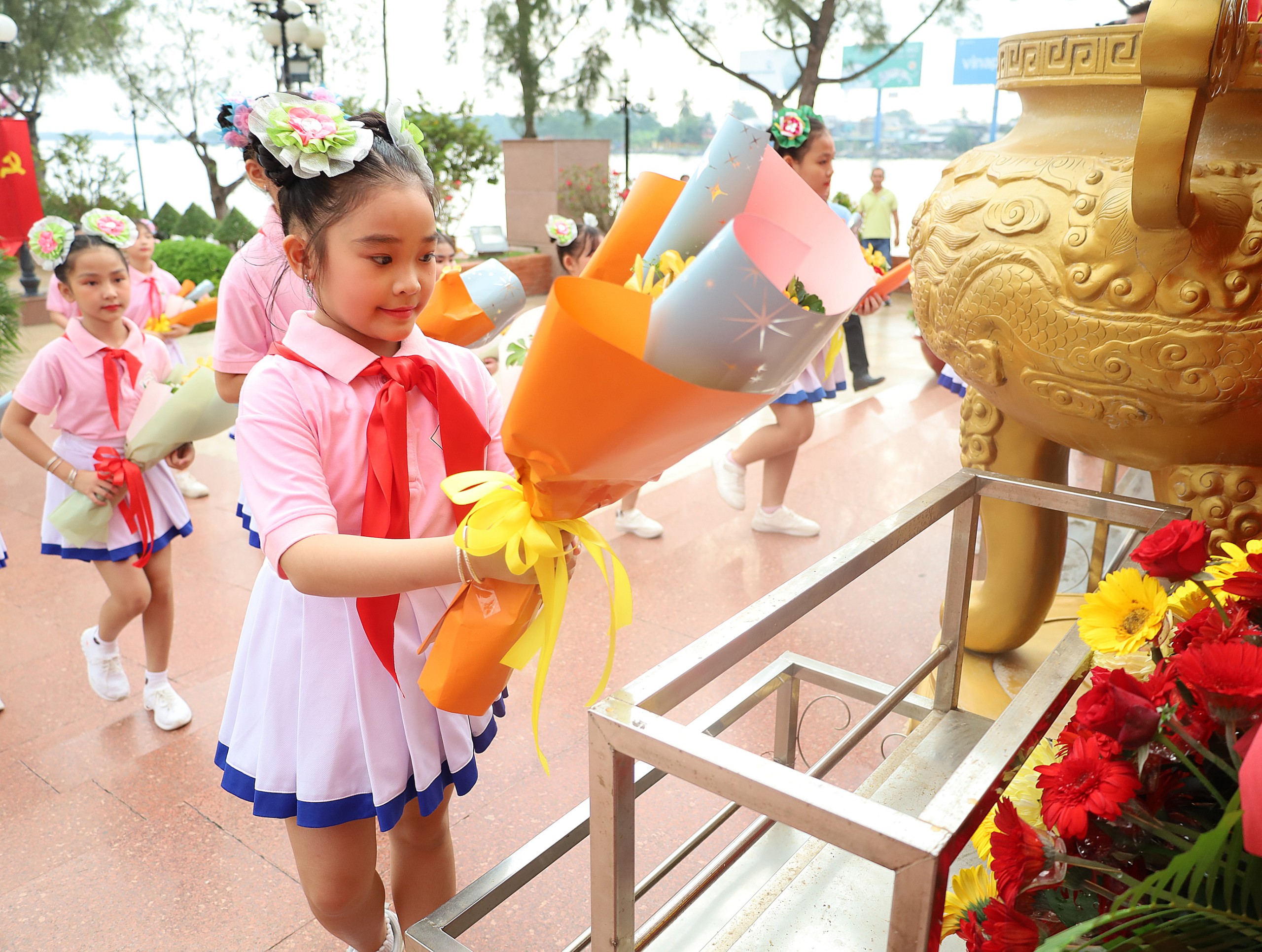 Các em thiếu nhi Dâng hoa tại Tượng đài Bác Hồ.