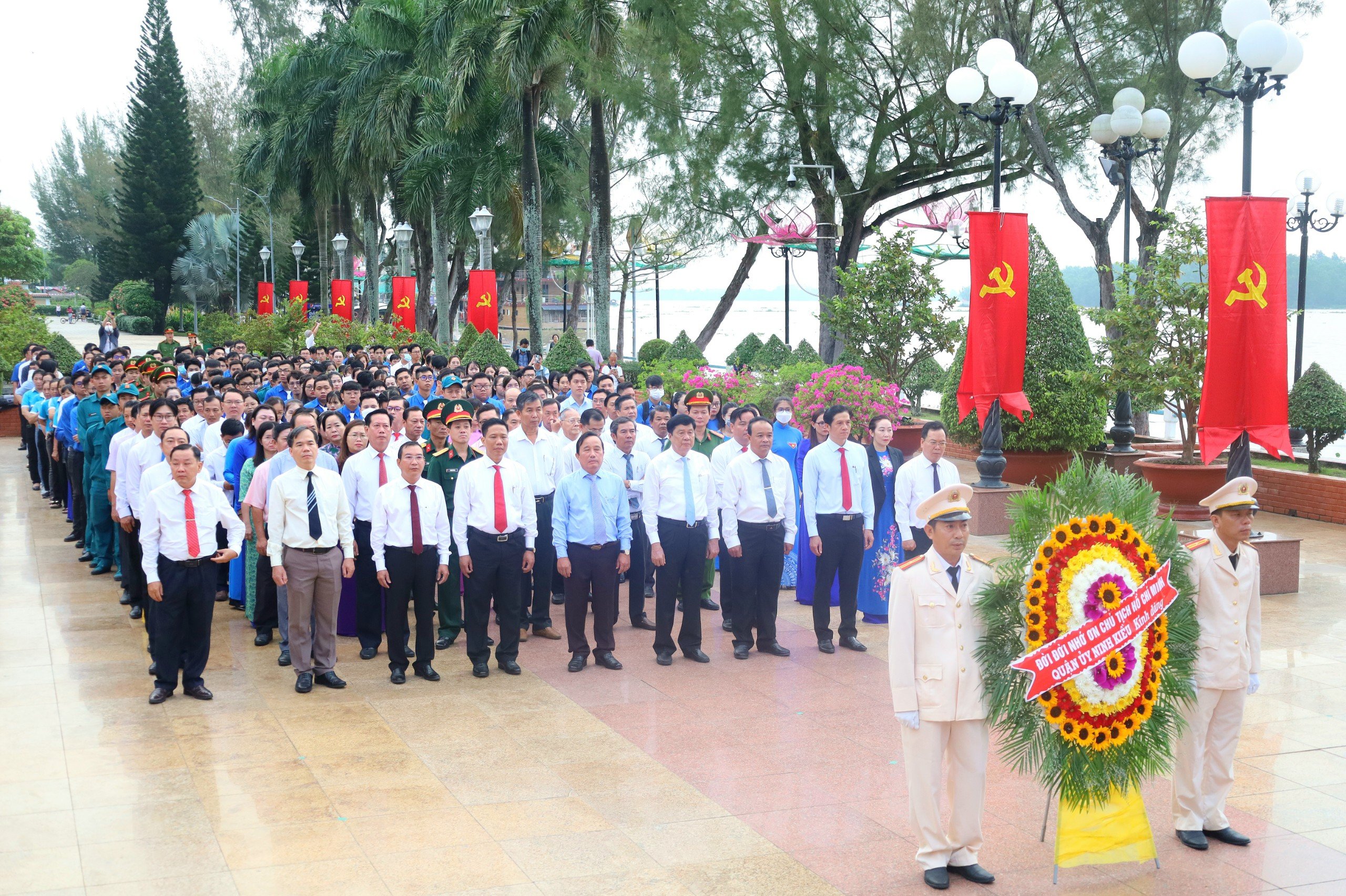 Lãnh đạo thành phố và các đại biểu tham dự lễ báo công.