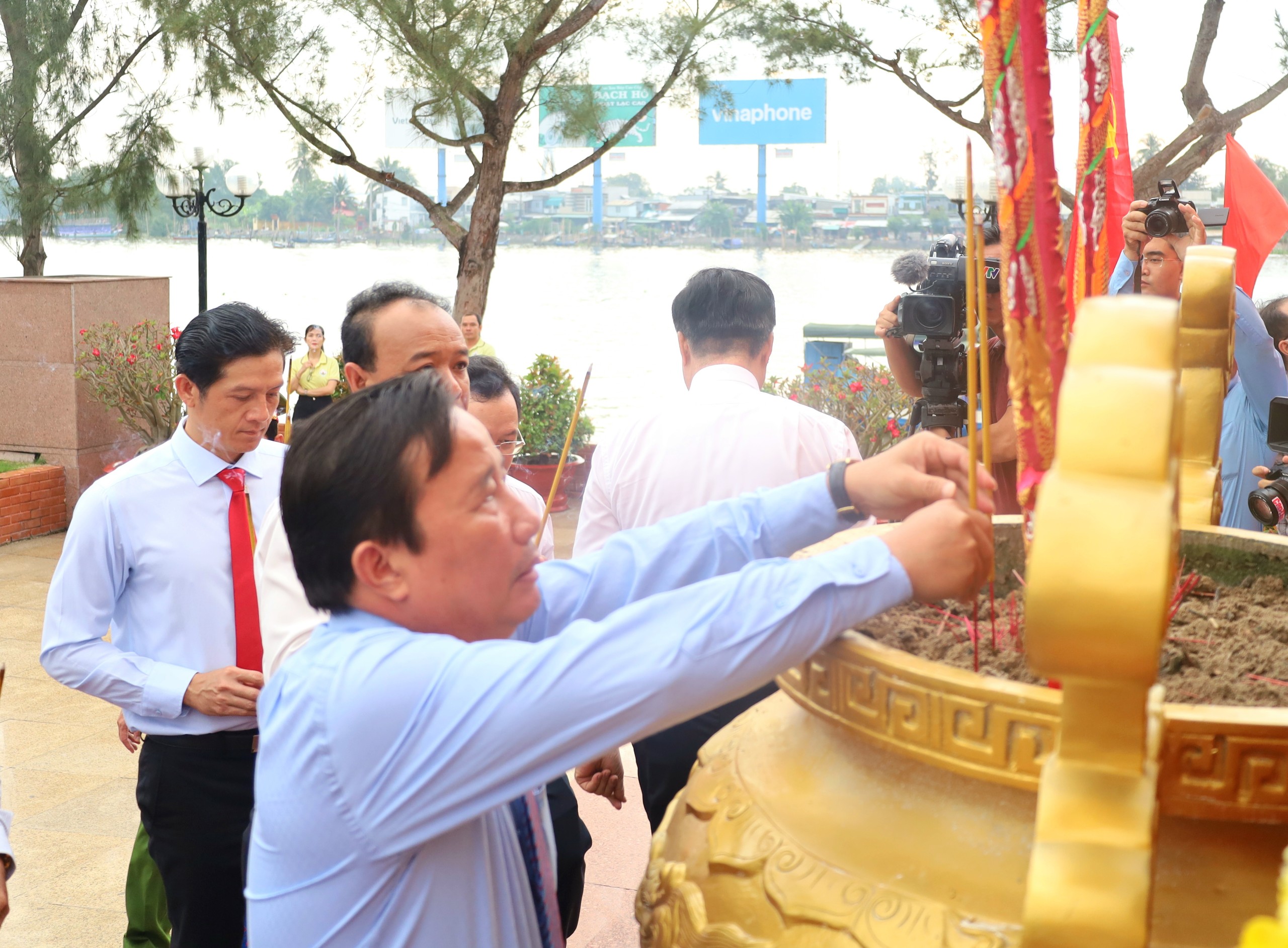 Ông Nguyễn Tiền Phong - Ủy viên BTC Thành ủy, Bí thư Quận ủy Ninh Kiều dâng hương tại Tượng đài Bác Hồ.