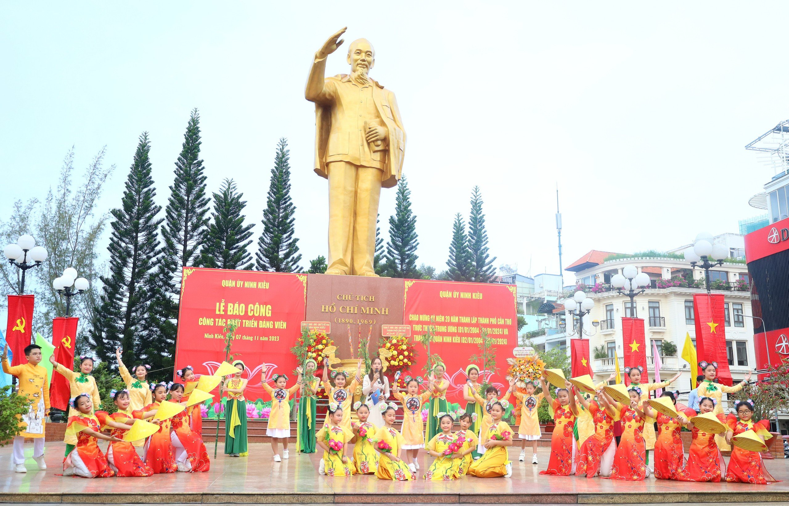 Các em thiếu nhi biểu diễn văn nghệ tại lễ báo công.