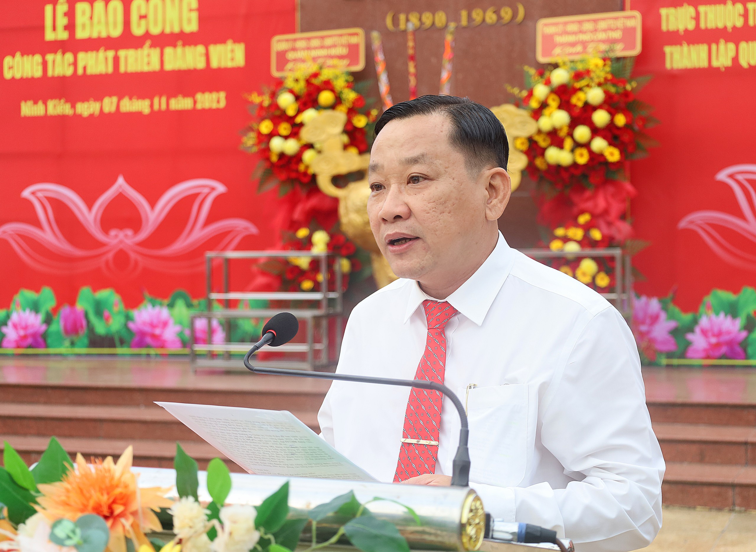 Ông Trần Tiến Dũng - Phó Bí thư Thường trực Quận ủy, Chủ tịch HĐND quận Ninh Kiều phát biểu báo công Dâng bác.