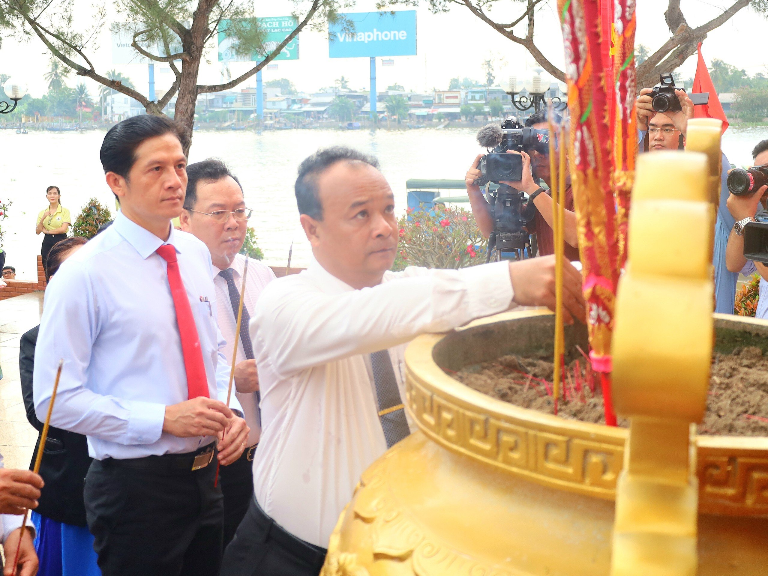 Ông Nguyễn Ngọc Tâm - Ủy viên BTV Thành ủy, Trưởng Ban Tuyên Giáo Thành ủy Cần Thơ dâng hương tại Tượng đài Bác Hồ.