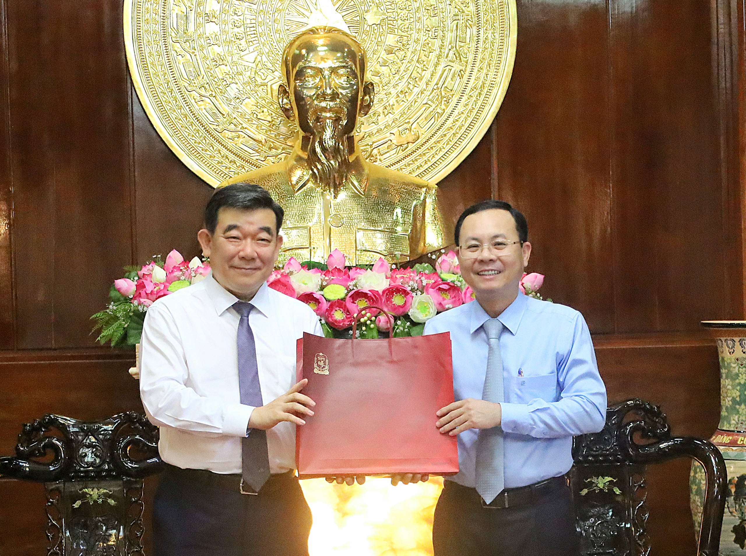 Ông Shin Choong Il - Tổng Lãnh sự quán Hàn Quốc tại TP. Hồ Chí Minh tặng quà cho ông Nguyễn Văn Hiếu - Ủy viên dự khuyết BCH Trung ương Đảng, Bí thư Thành ủy Cần Thơ.