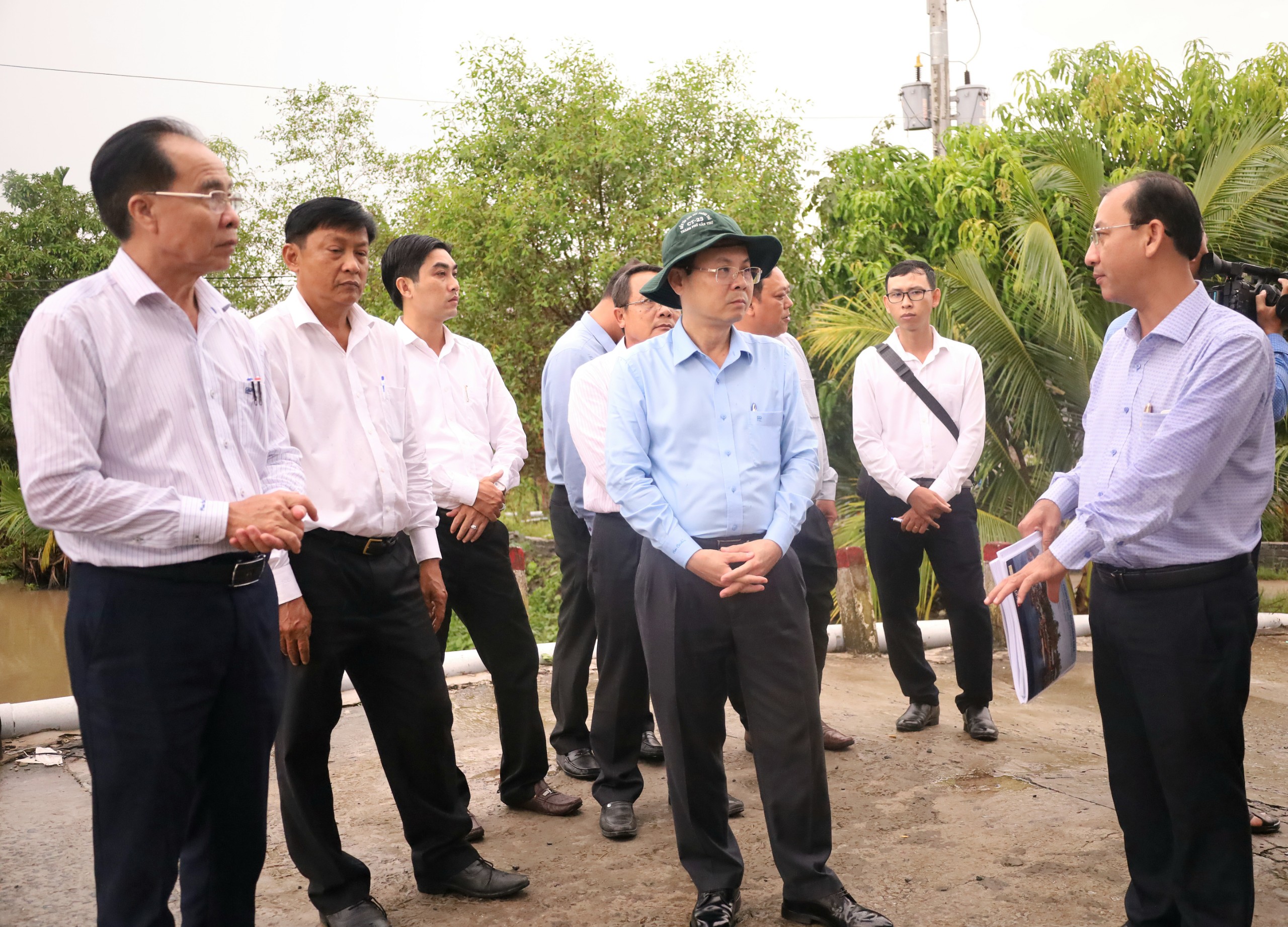 Ông Nguyễn Văn Hiếu – Ủy viên dự khuyết Ban chấp hành Trung ương Đảng , Bí thư Thành ủy Cần Thơ khảo sát đê bao bảo vệ vườn cây ăn trái dự kiến đưa vào quy hoạch khu du lịch sinh thái tại xã Nhơn Ái.